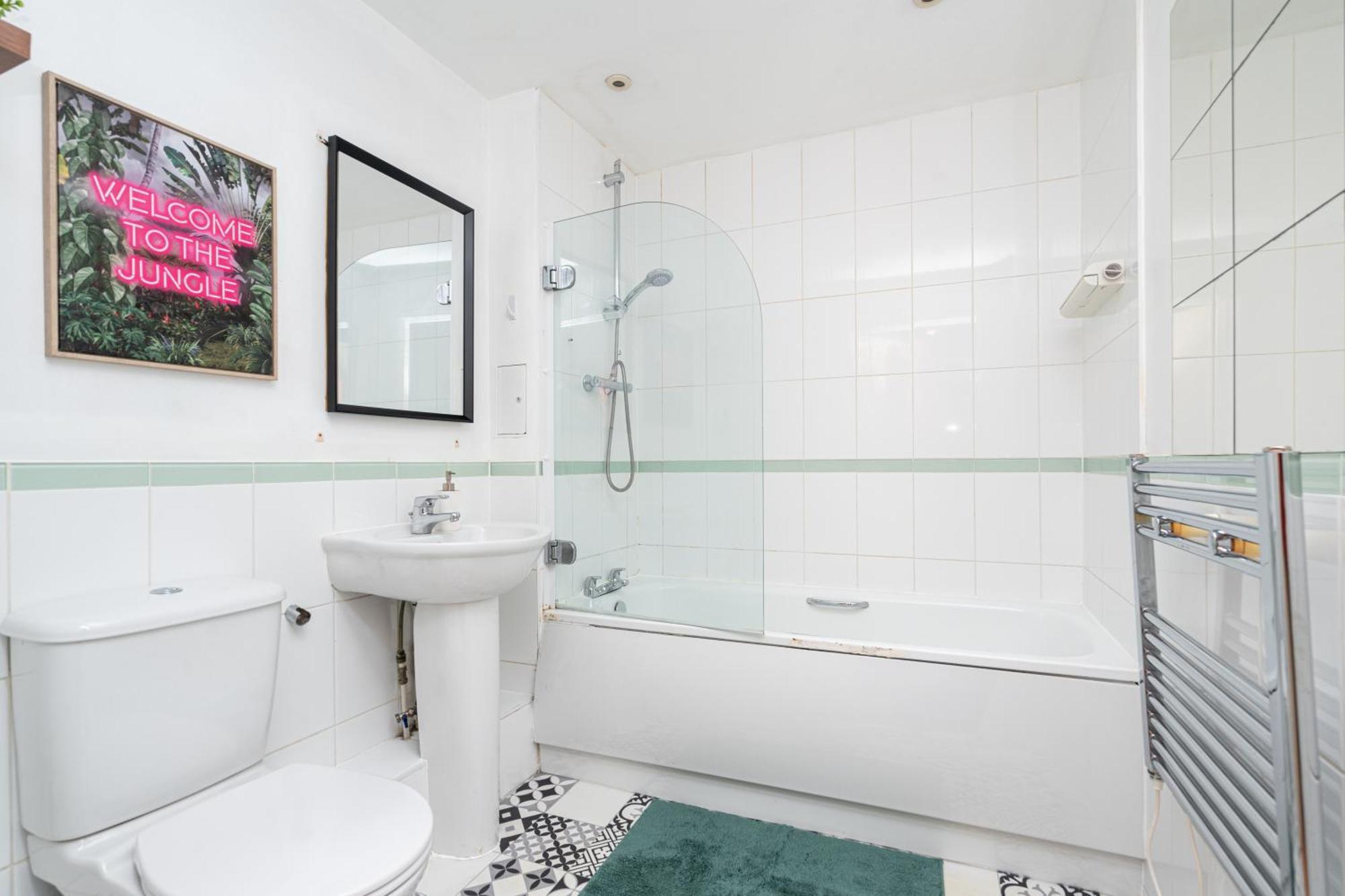 Cosy One Bedroom Flat Opposite Station * London