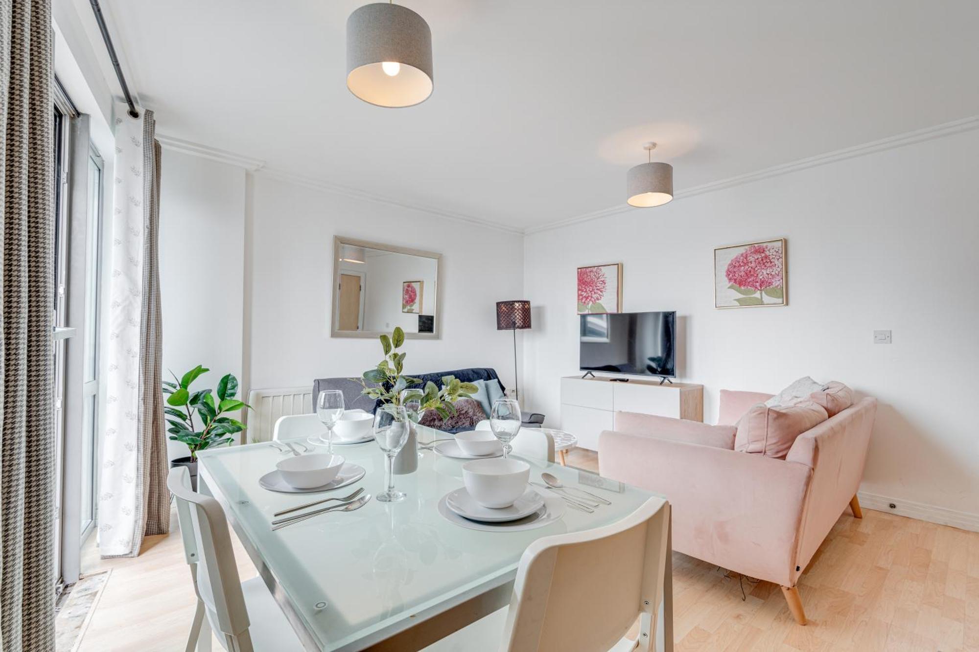 Cosy One Bedroom Flat Opposite Station *