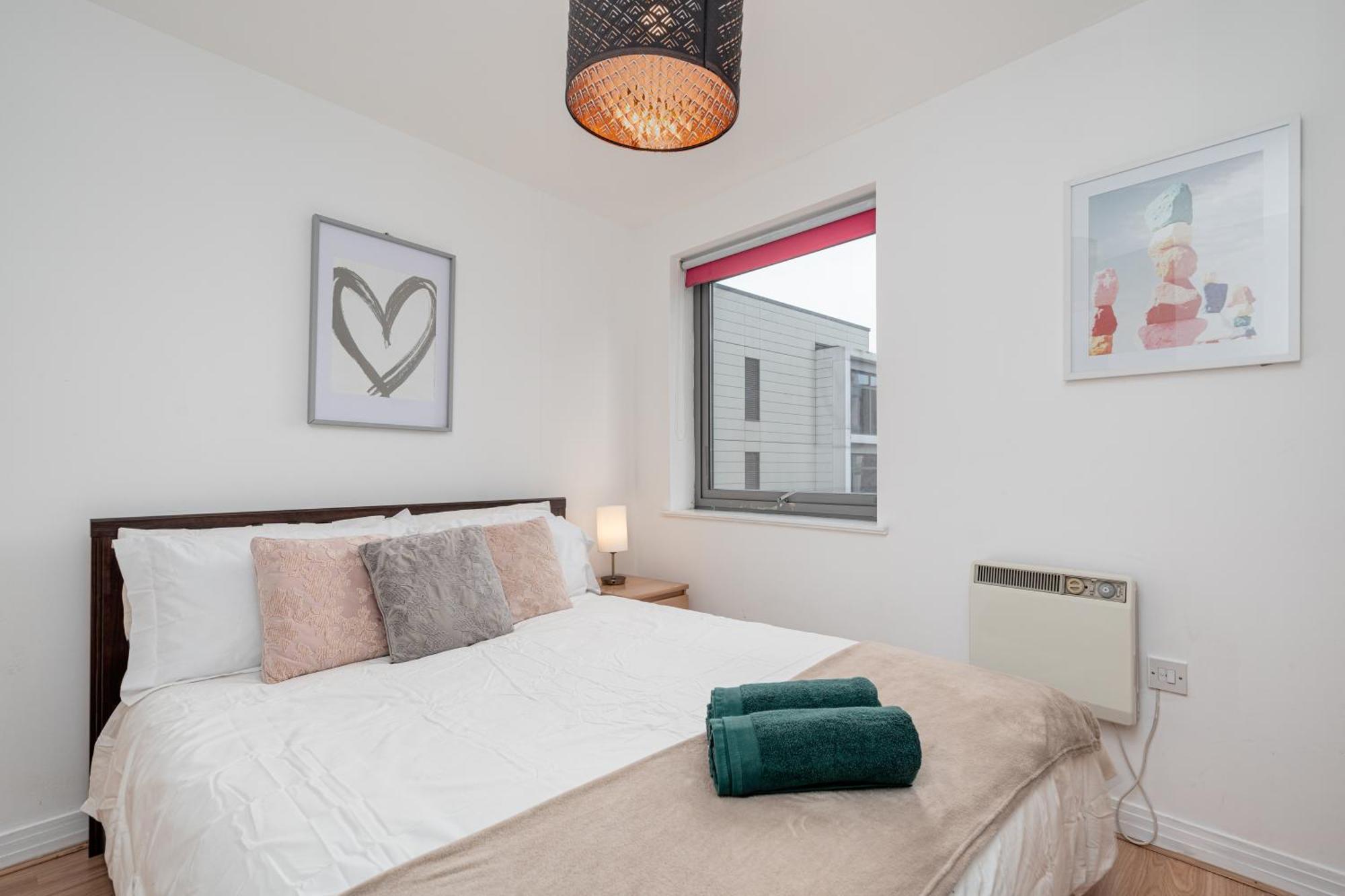 Cosy One Bedroom Flat Opposite Station * London