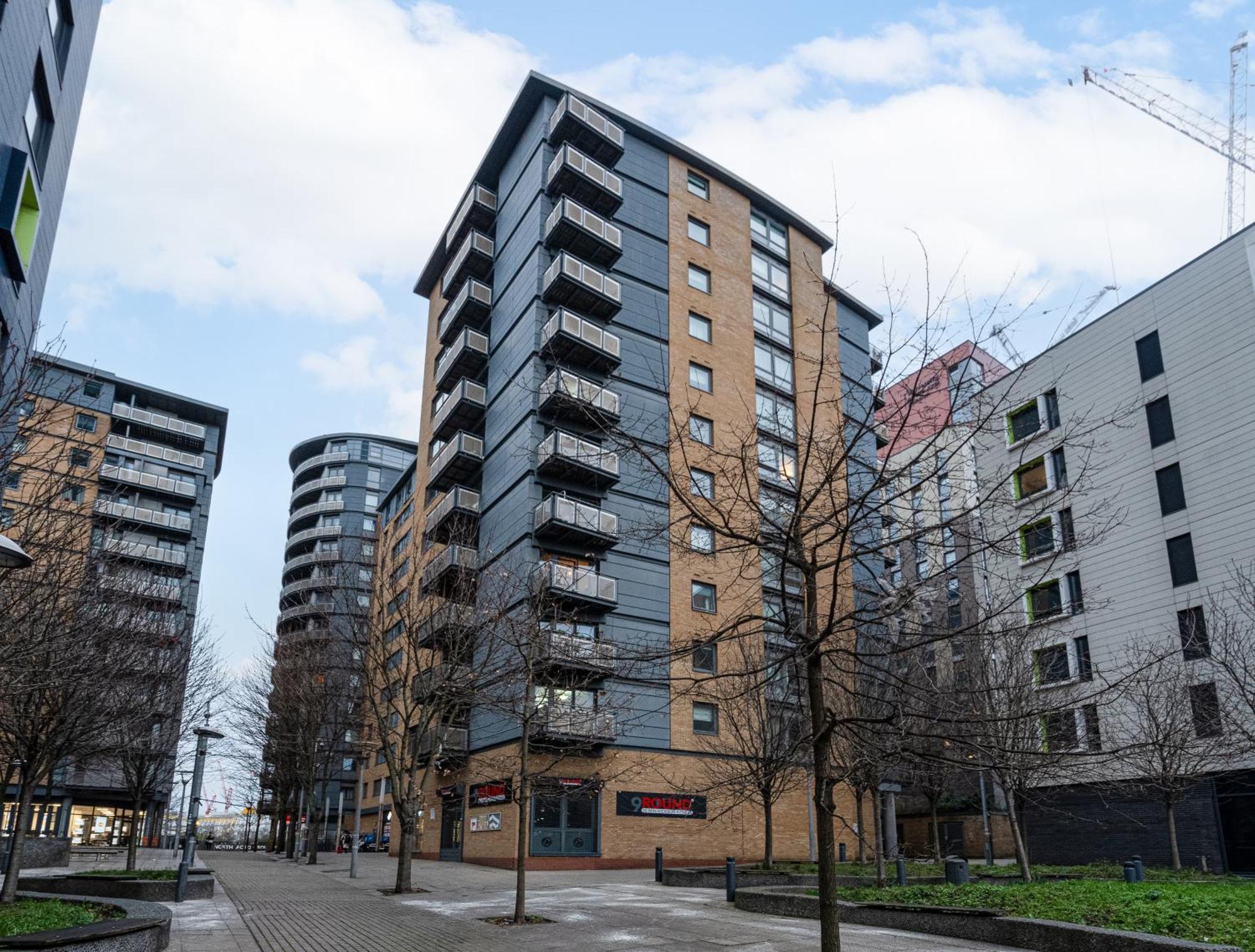 Cosy One Bedroom Flat Opposite Station Apartment *