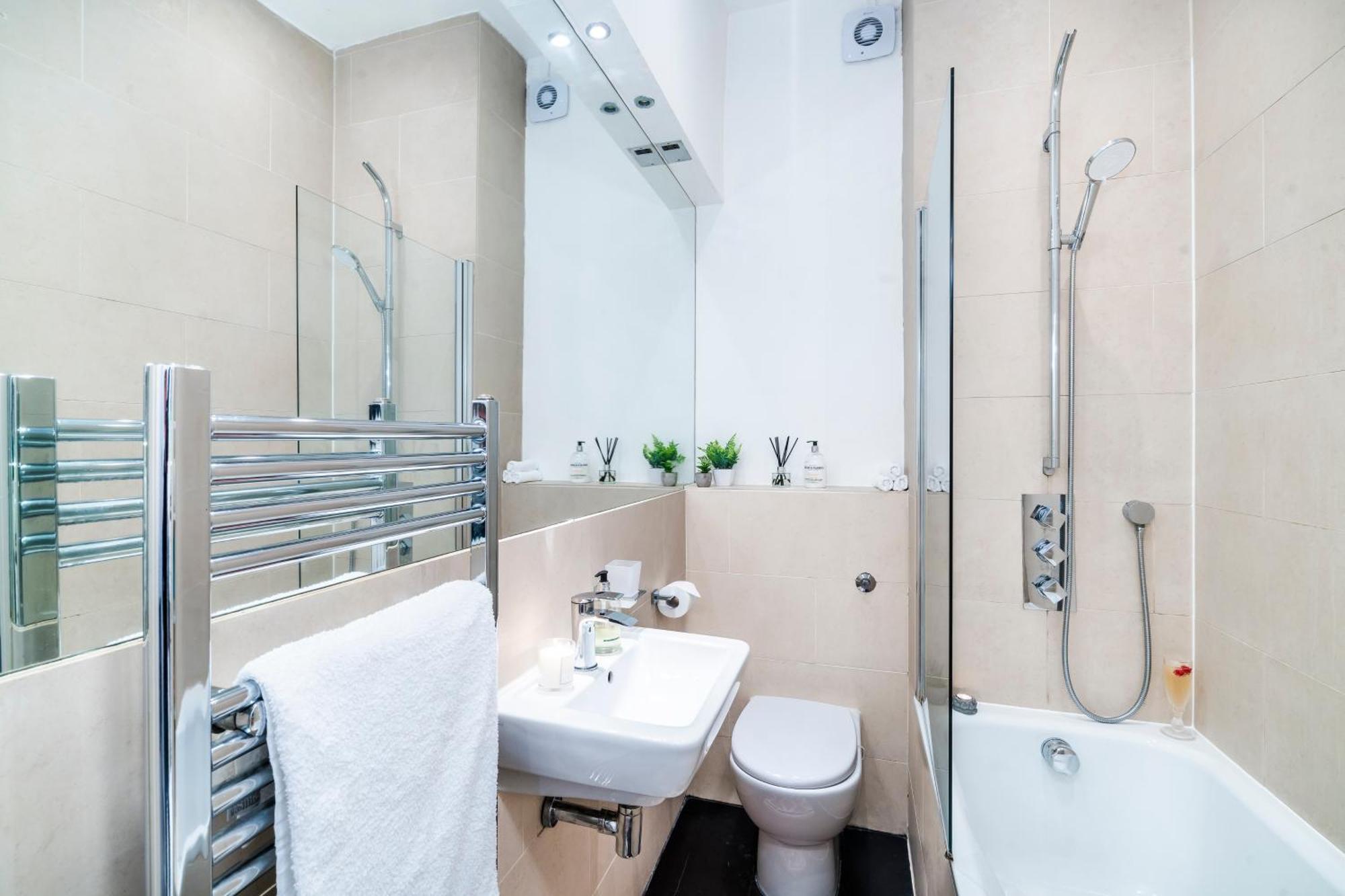 Charming Tooting Hideaway Garden, Resident Parking, Near Tooting Hospital * London