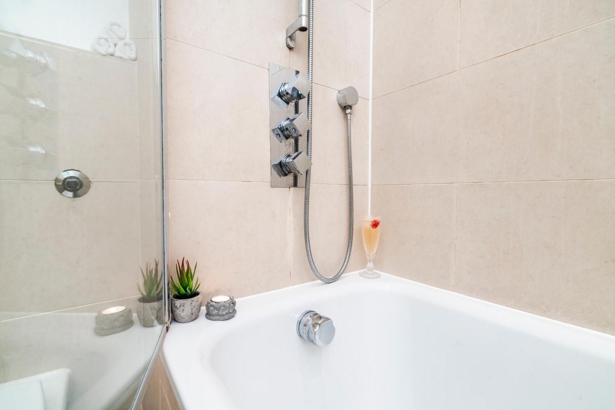 Apartment Charming Tooting Hideaway Garden, Resident Parking, Near Tooting Hospital *