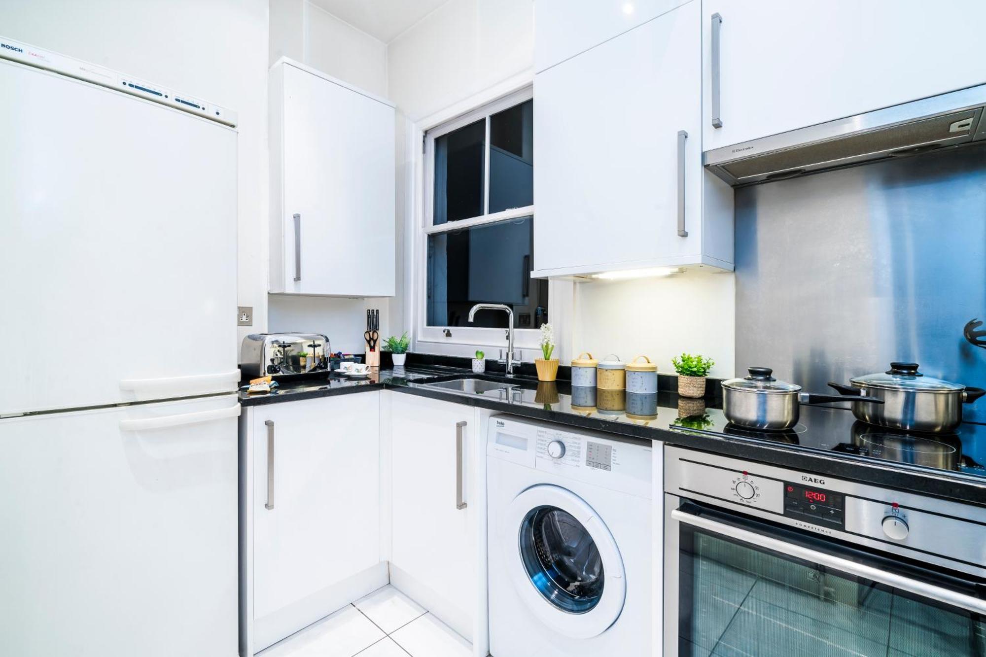 Charming Tooting Hideaway Garden, Resident Parking, Near Tooting Hospital Apartment London