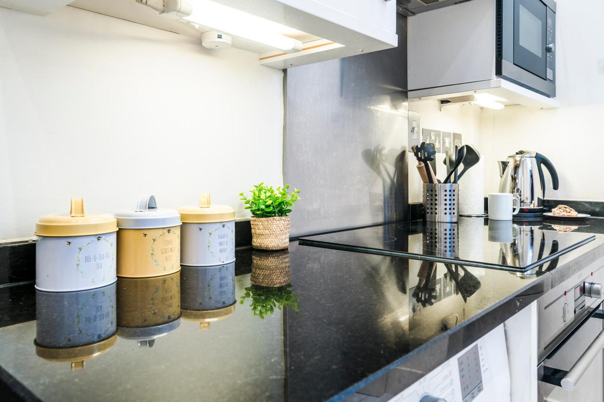 Charming Tooting Hideaway Garden, Resident Parking, Near Tooting Hospital London