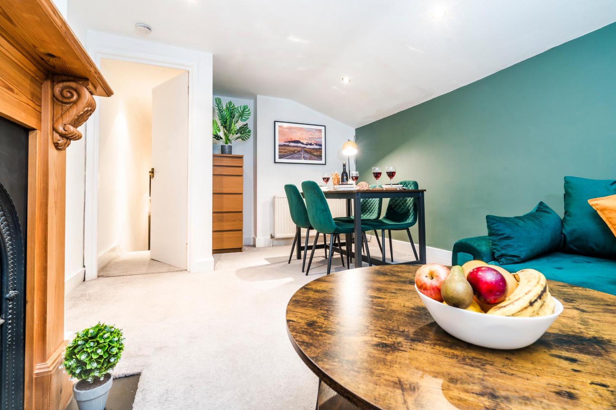 Charming Tooting Hideaway Garden, Resident Parking, Near Tooting Hospital Apartment London