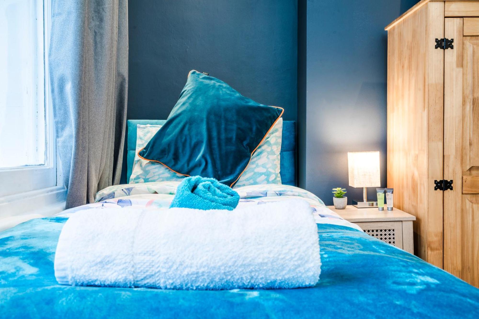 Charming Tooting Hideaway Garden, Resident Parking, Near Tooting Hospital * London