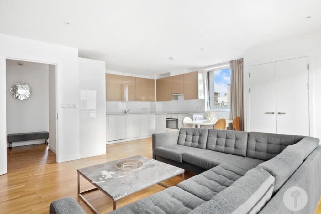 Modern 3 Bedroom - Olympic Park - E20 Stratford Apartment