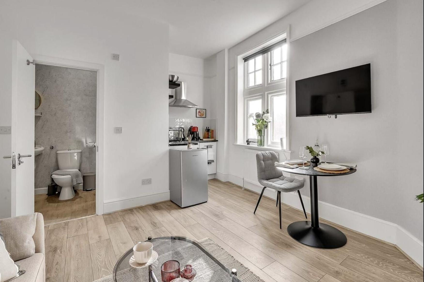 Vibrant Kensington Street Apartment *