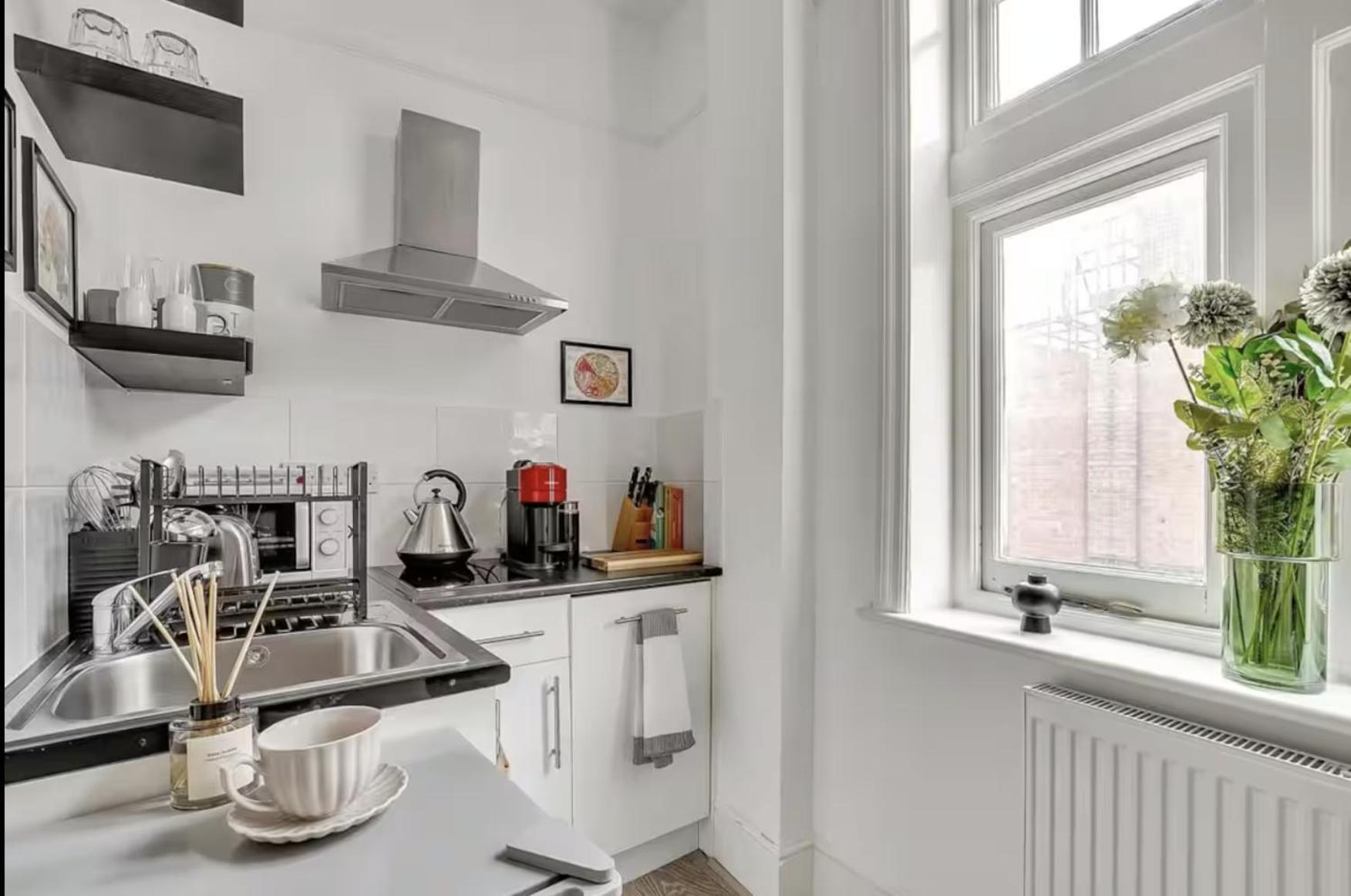 Vibrant Kensington Street Apartment London