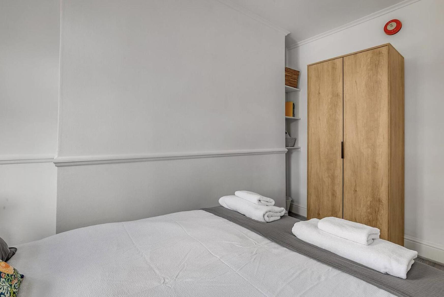 Vibrant Kensington Street Apartment *