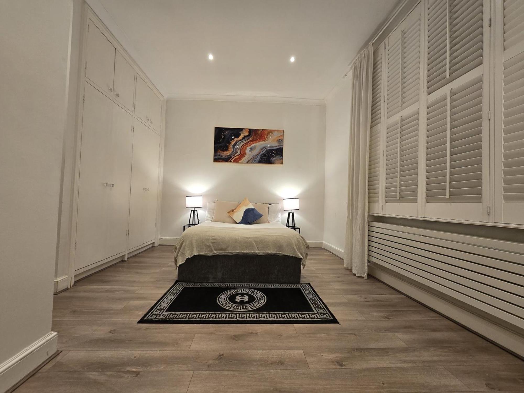 Stylish 2-bed In West - Extended Apartment *