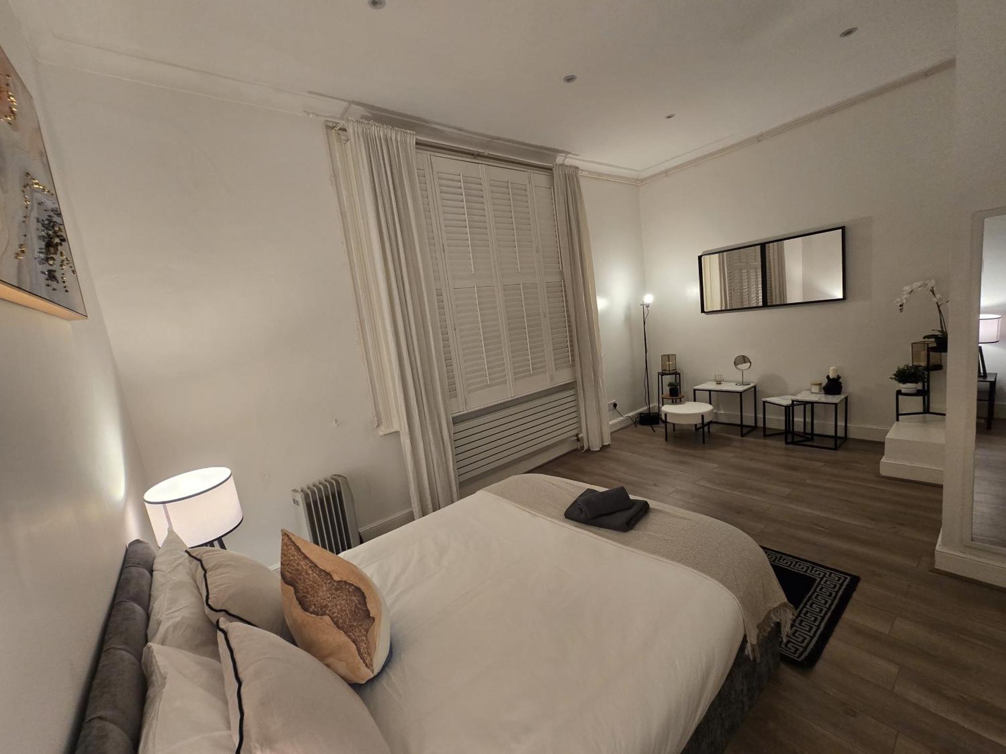 Stylish 2-bed In West - Extended *