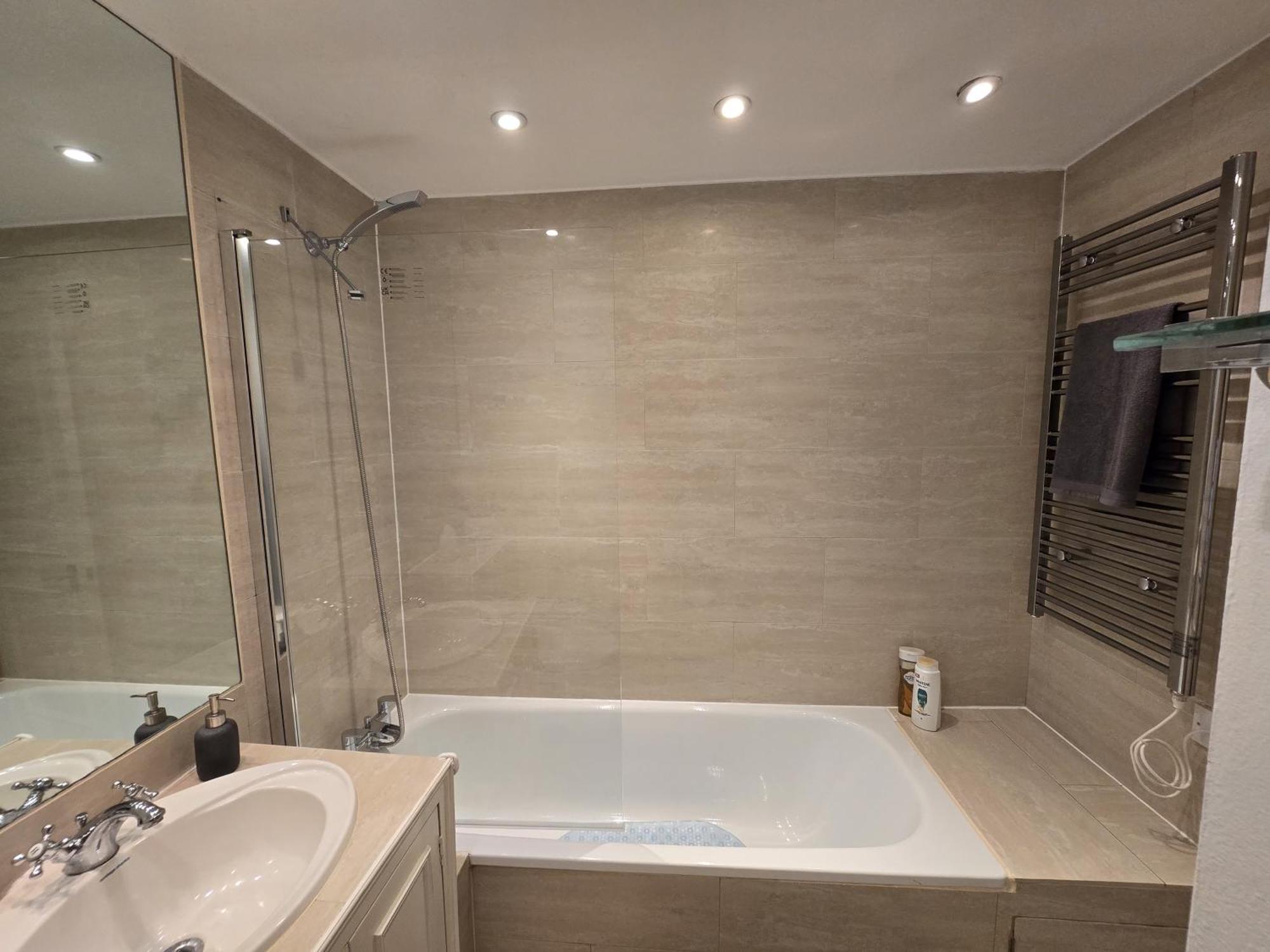 Stylish 2-bed In West - Extended Apartment