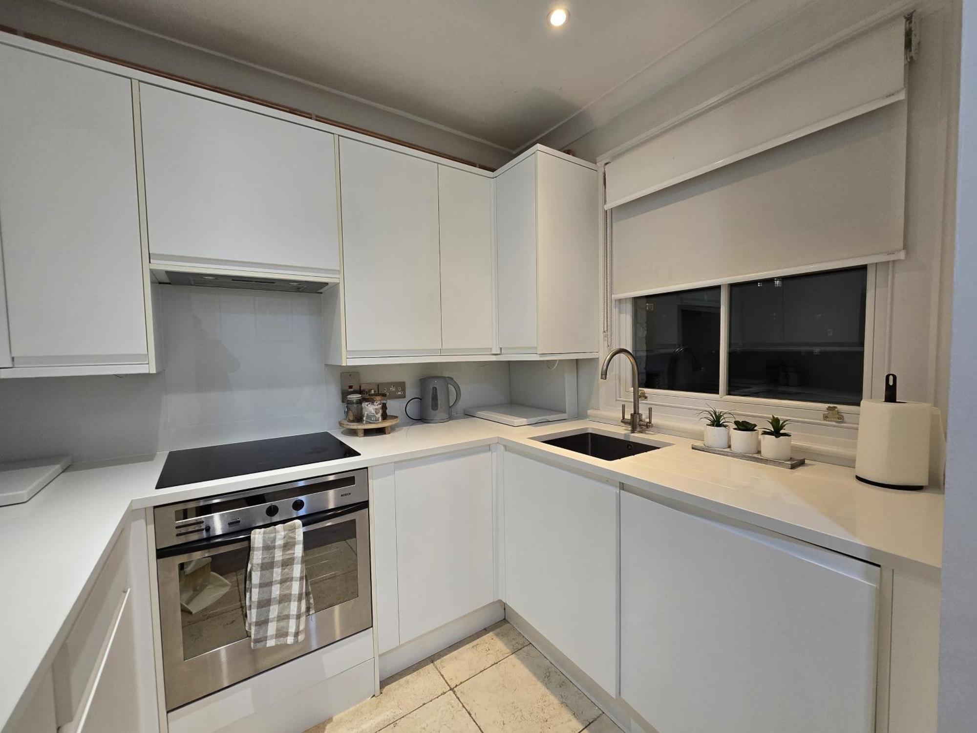 Apartment Stylish 2-bed In West - Extended