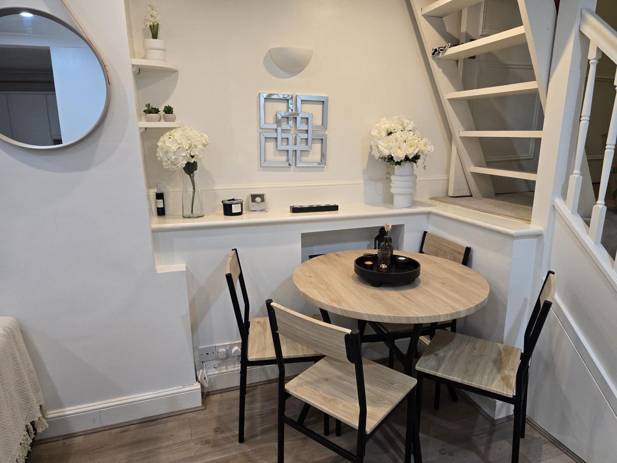 Stylish 2-bed In West - Extended Apartment *
