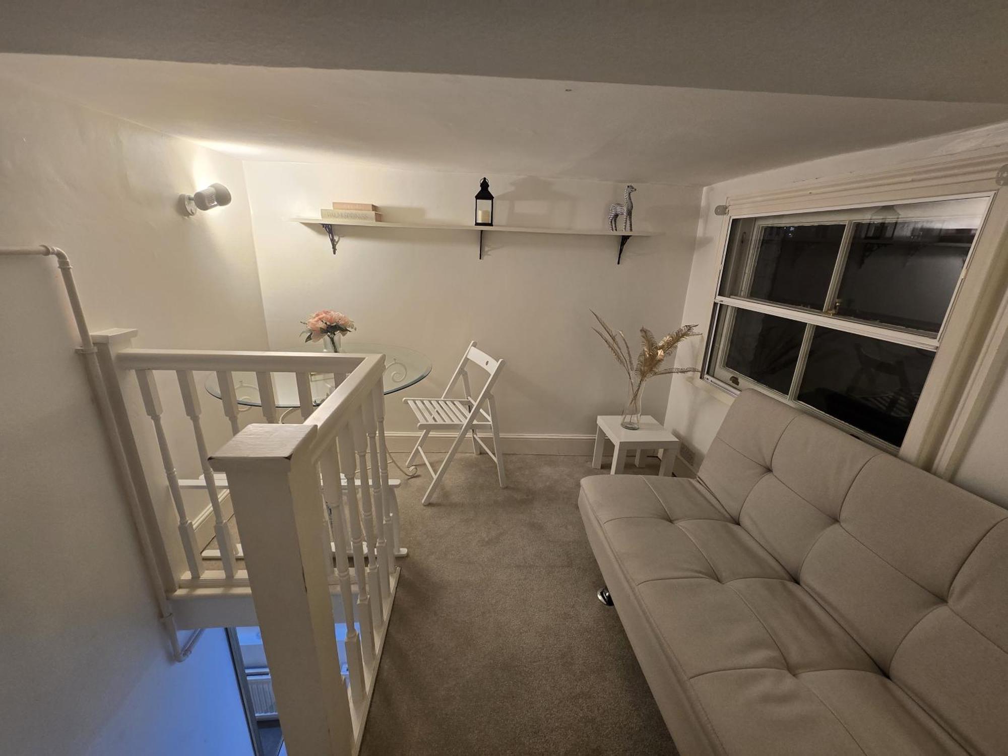 Stylish 2-bed In West - Extended *