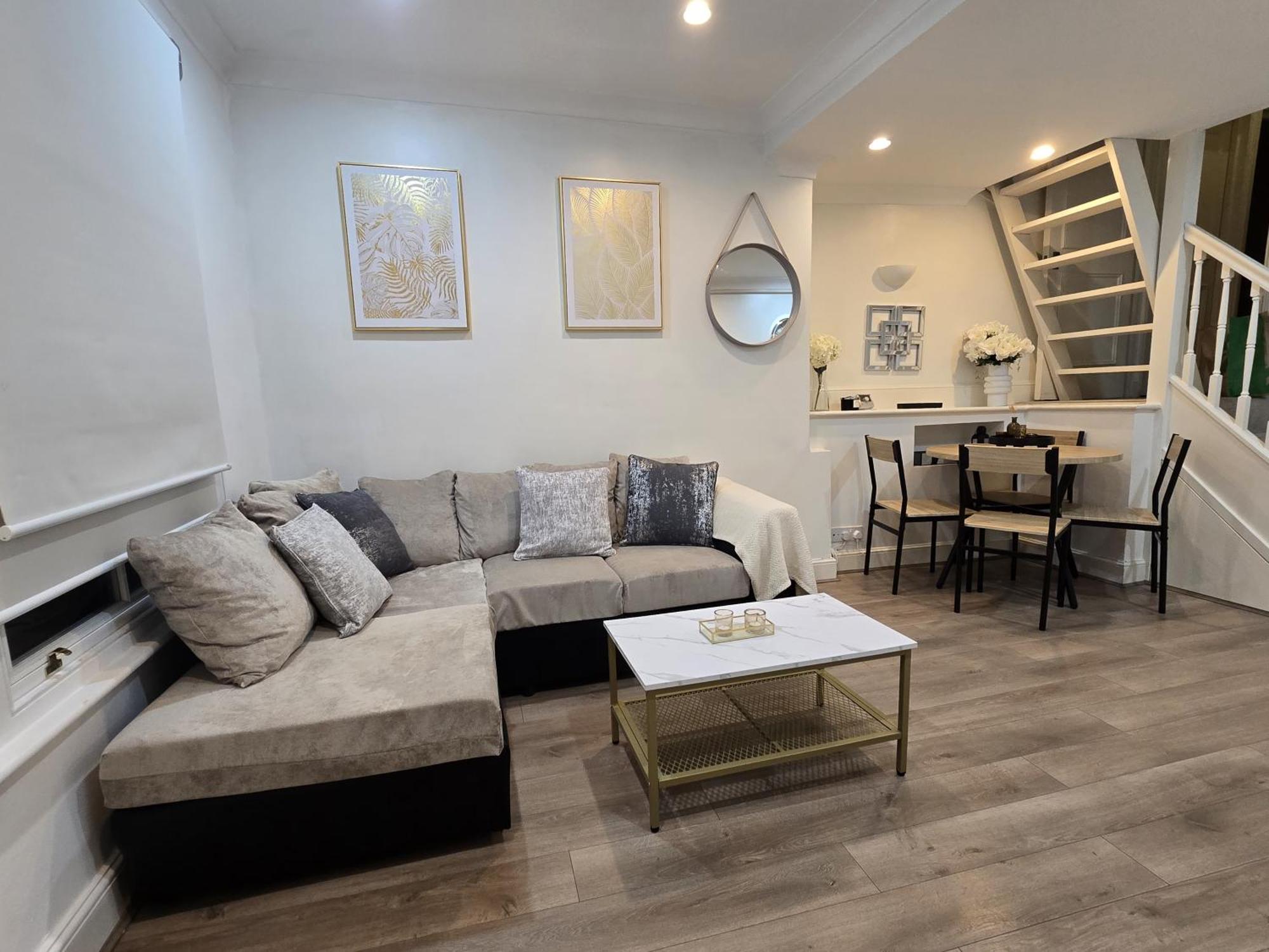 Stylish 2-bed In West - Extended London