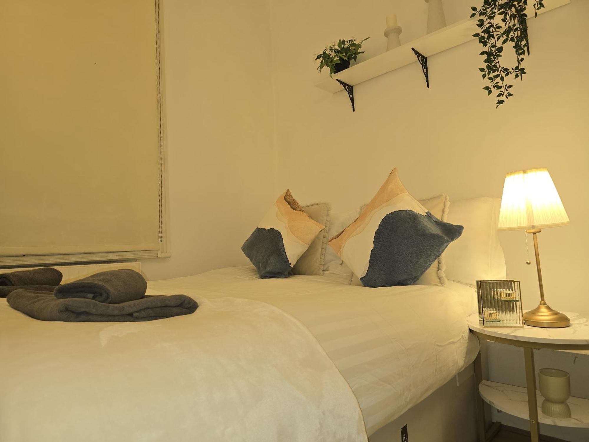 Stylish 2-bed In West - Extended Apartment London