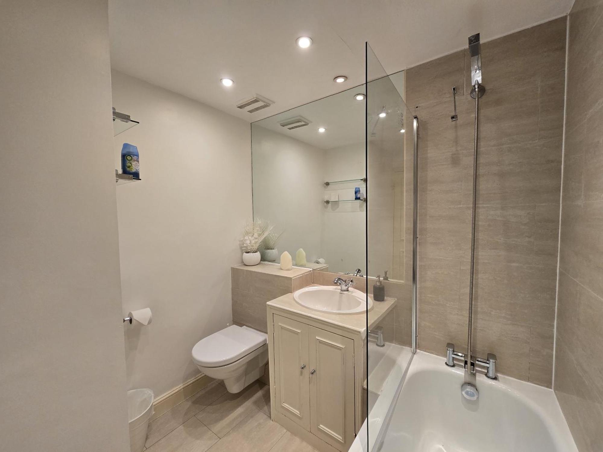 Stylish 2-bed In West - Extended *
