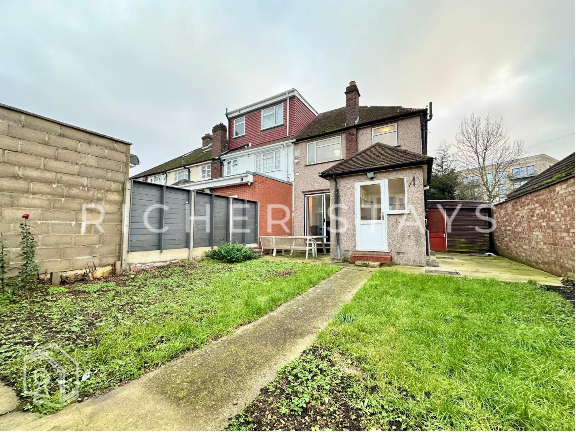 Wembley Large 4-bedroom House, Driveway And Garden