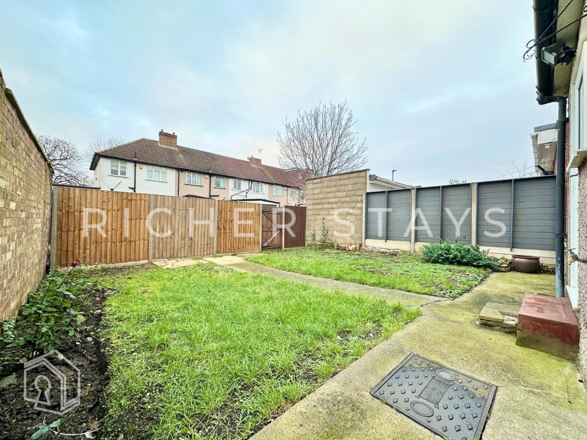 Wembley Large 4-bedroom House, Driveway And Garden Holiday home