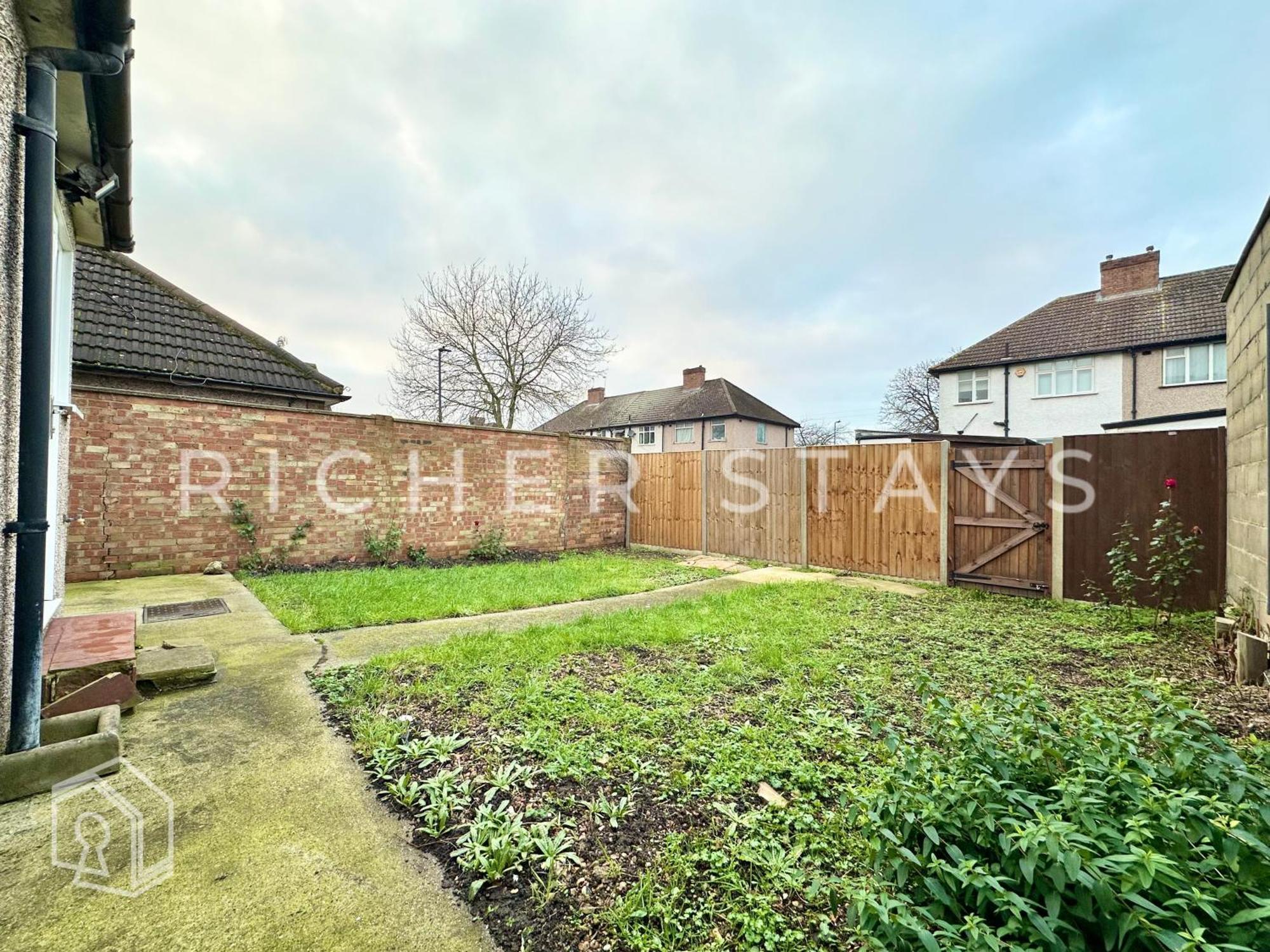 Wembley Large 4-bedroom House, Driveway And Garden Holiday home London