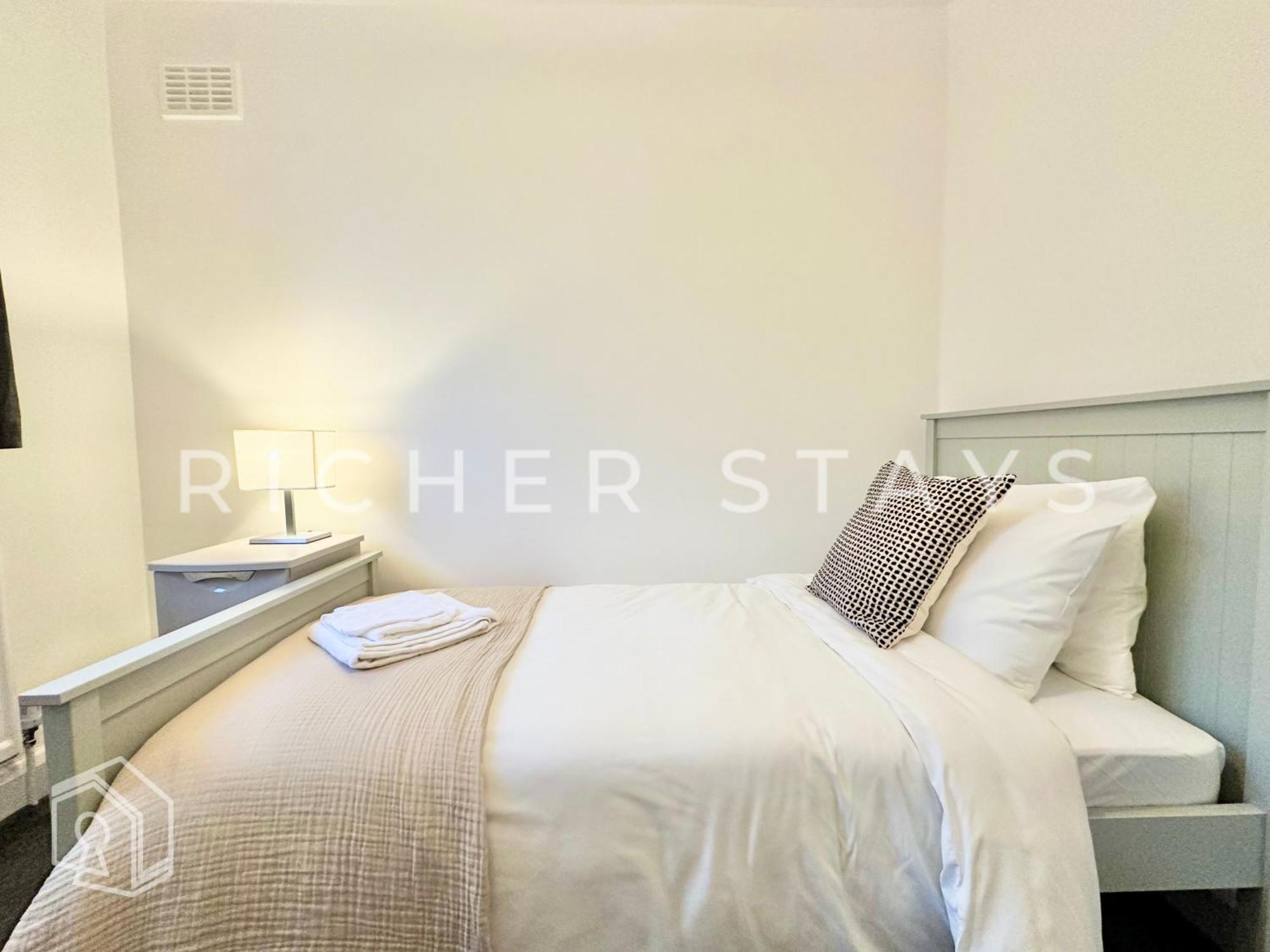 Wembley Large 4-bedroom House, Driveway And Garden London