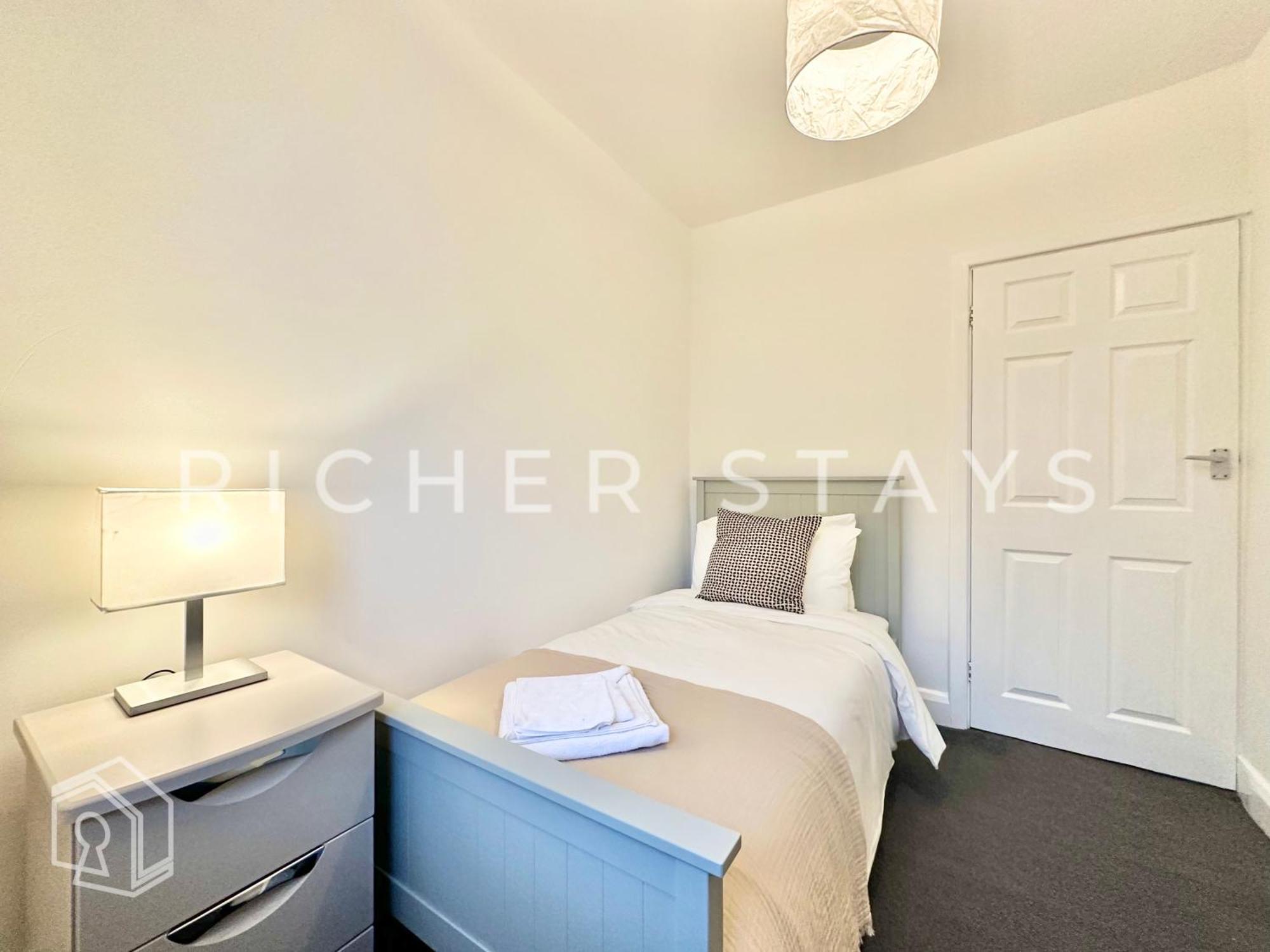 Wembley Large 4-bedroom House, Driveway And Garden