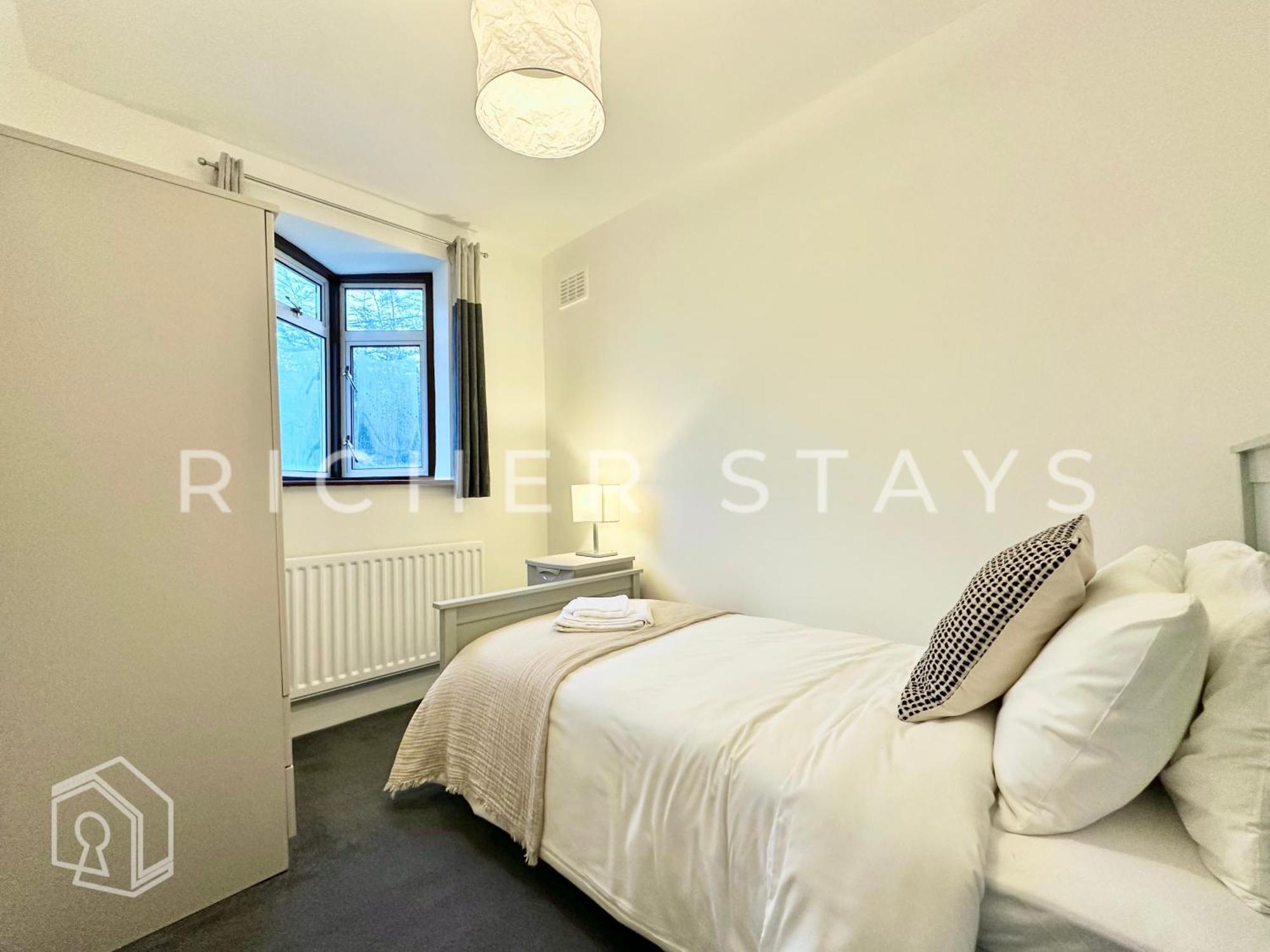 Wembley Large 4-bedroom House, Driveway And Garden Holiday home *