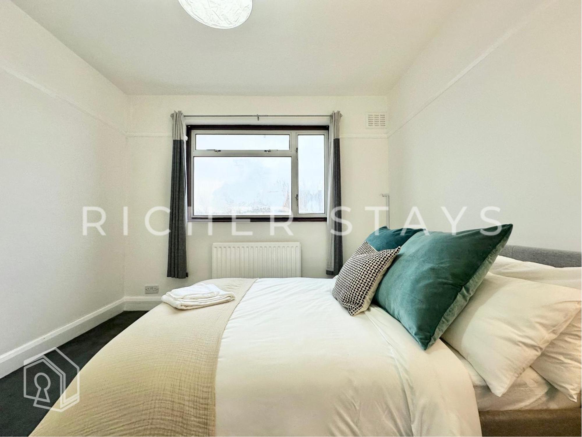 Wembley Large 4-bedroom House, Driveway And Garden *