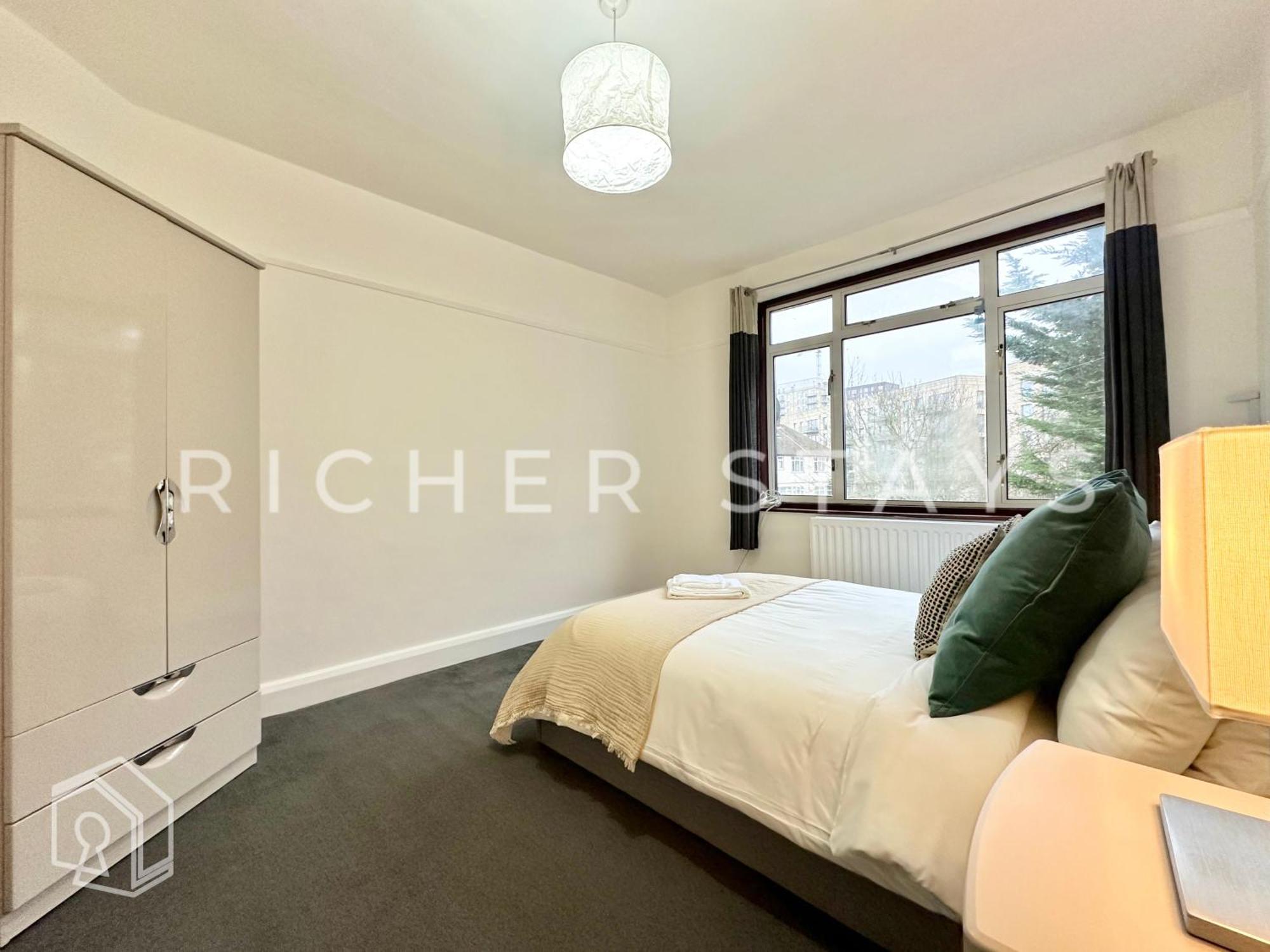 Wembley Large 4-bedroom House, Driveway And Garden Holiday home London