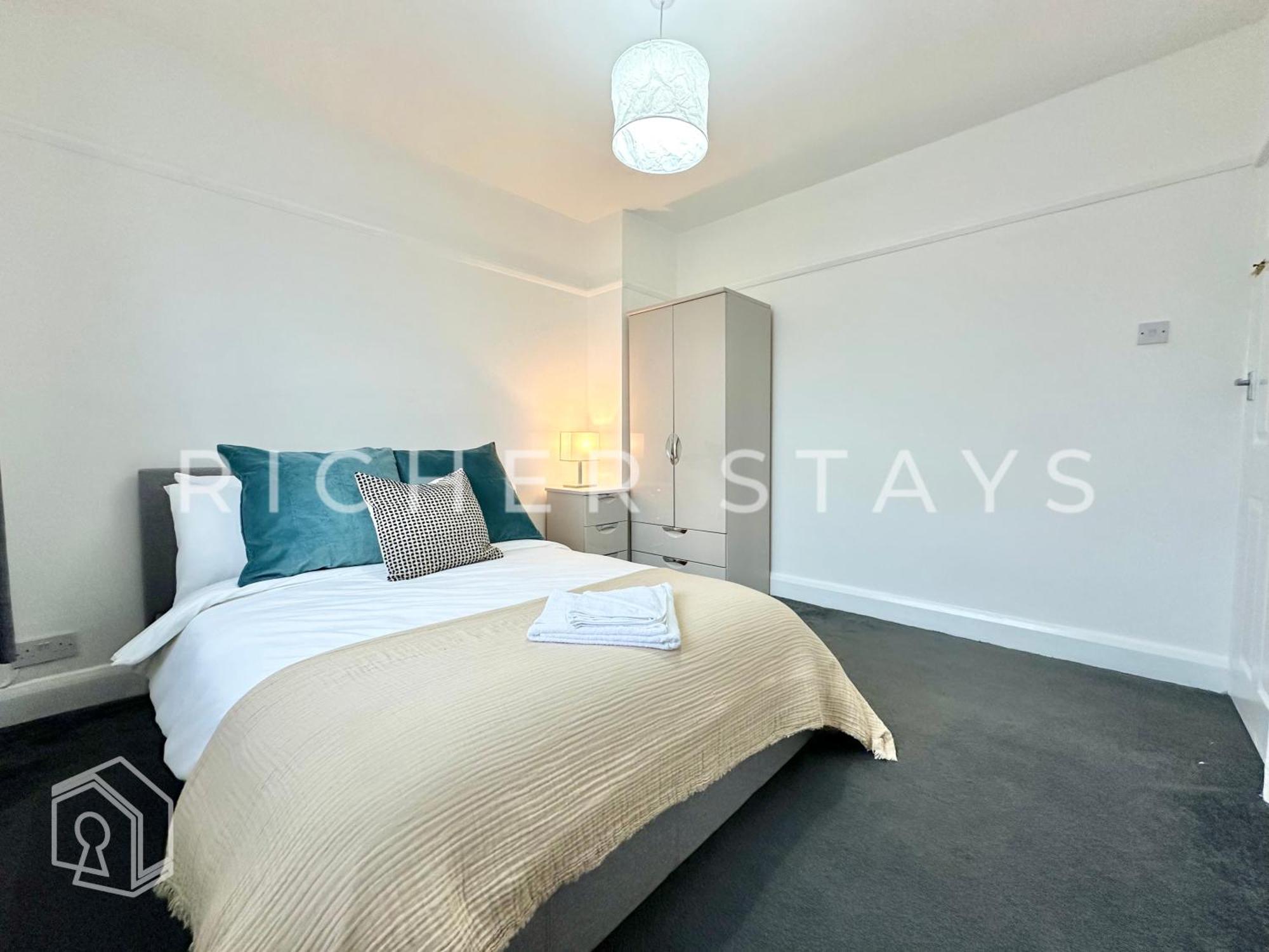 Wembley Large 4-bedroom House, Driveway And Garden *