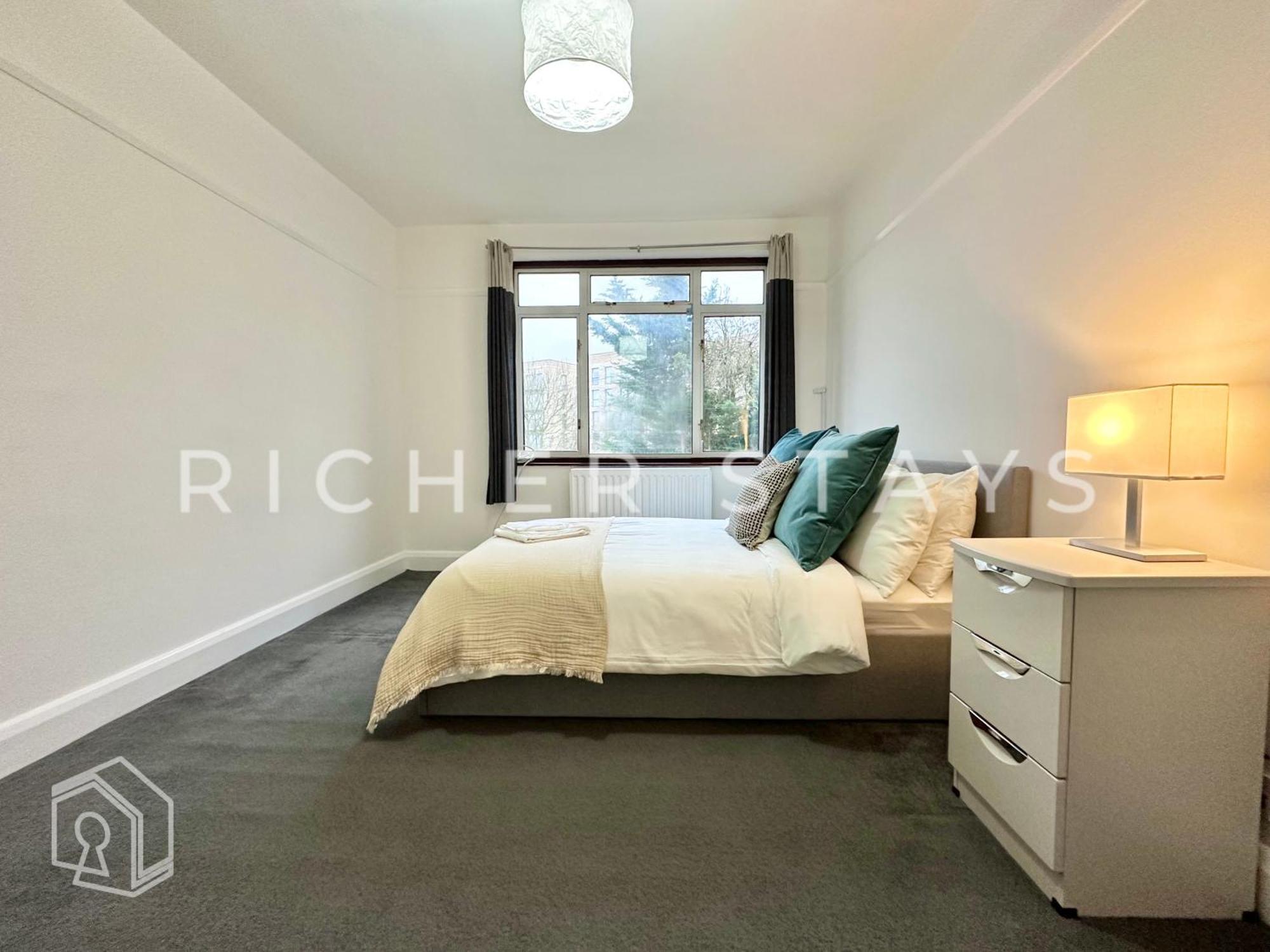 Wembley Large 4-bedroom House, Driveway And Garden Holiday home London