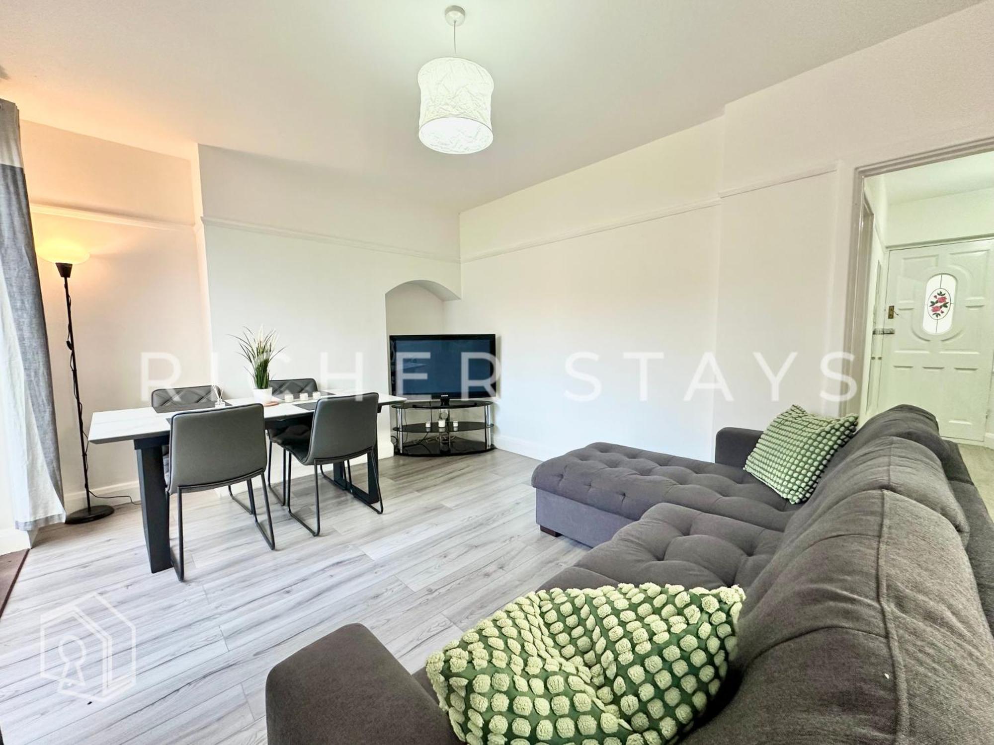 Wembley Large 4-bedroom House, Driveway And Garden Holiday home *