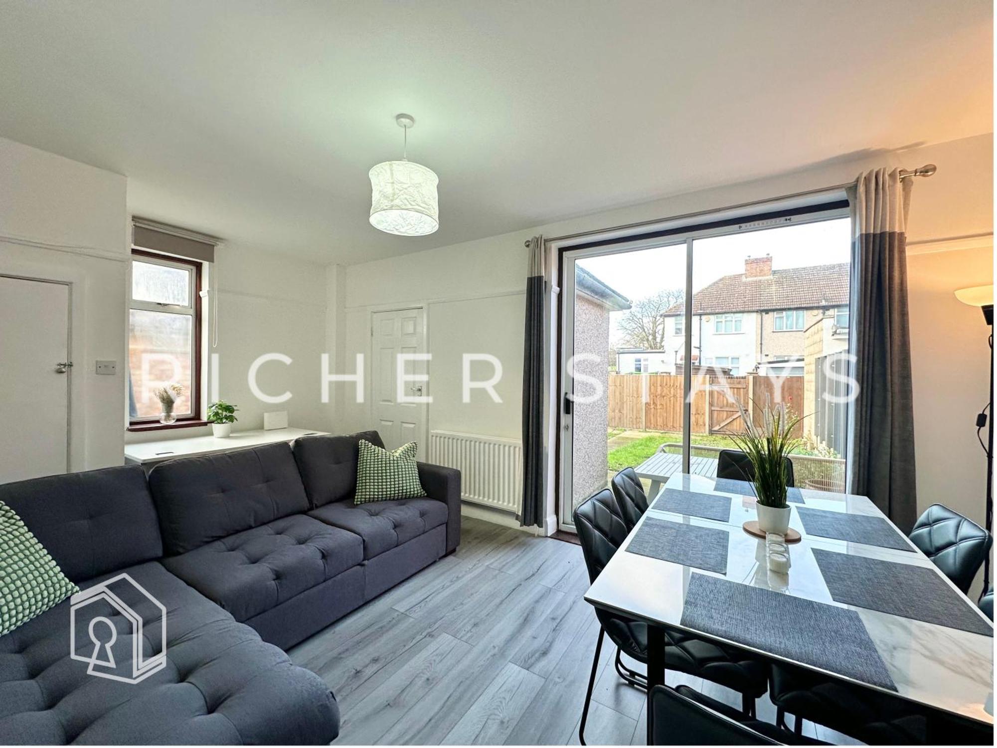 Wembley Large 4-bedroom House, Driveway And Garden Holiday home