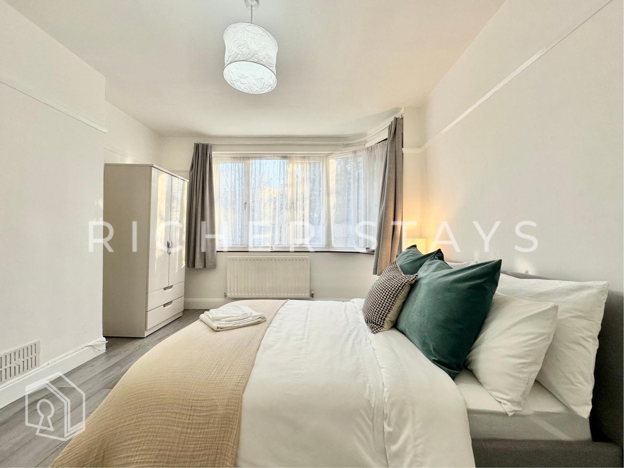 Wembley Large 4-bedroom House, Driveway And Garden