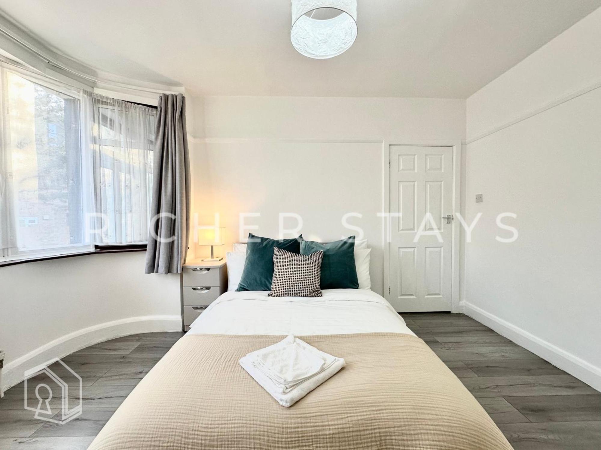 Wembley Large 4-bedroom House, Driveway And Garden Holiday home