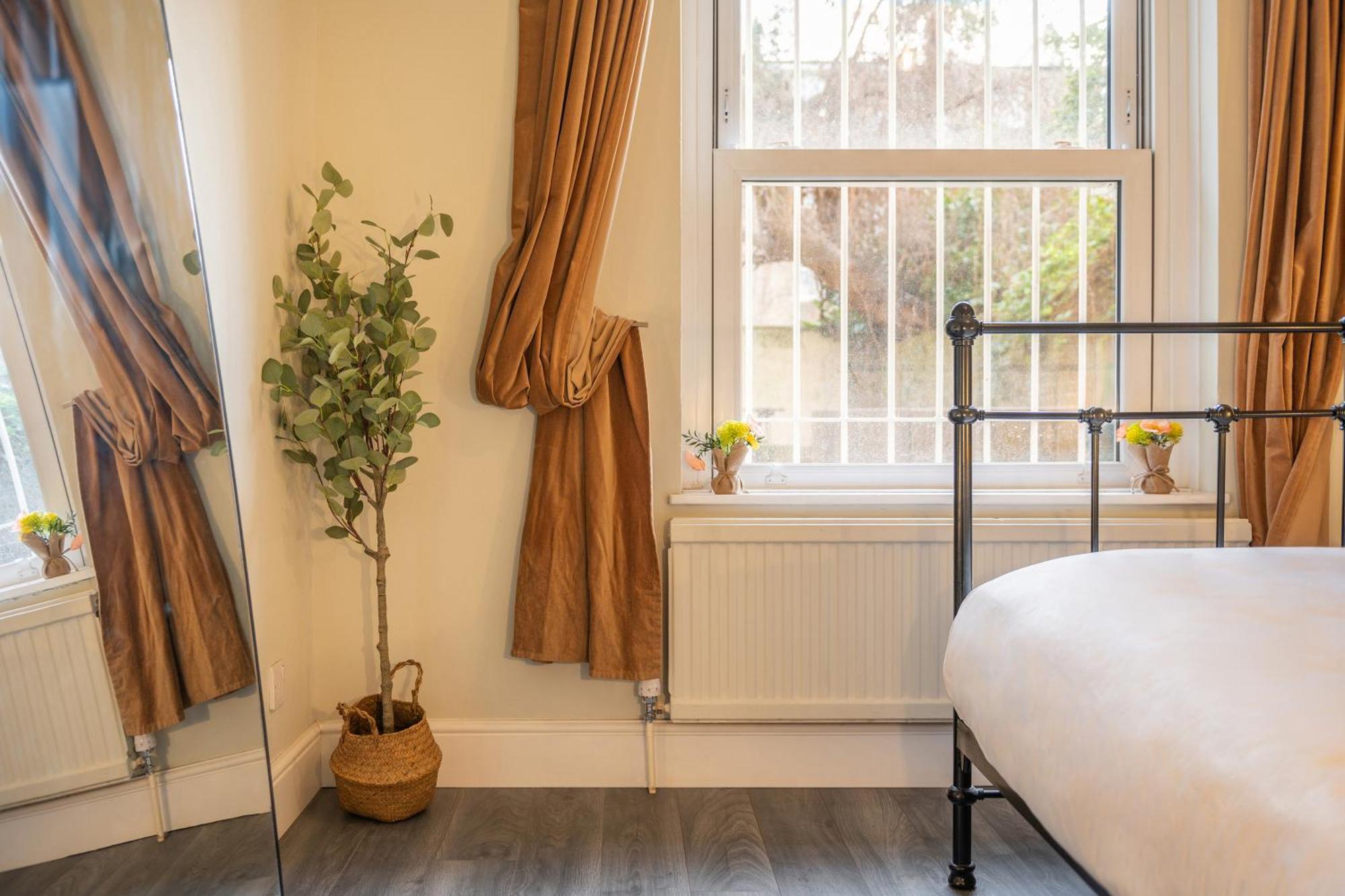 Kensington - Two Bedroom With Garden * London