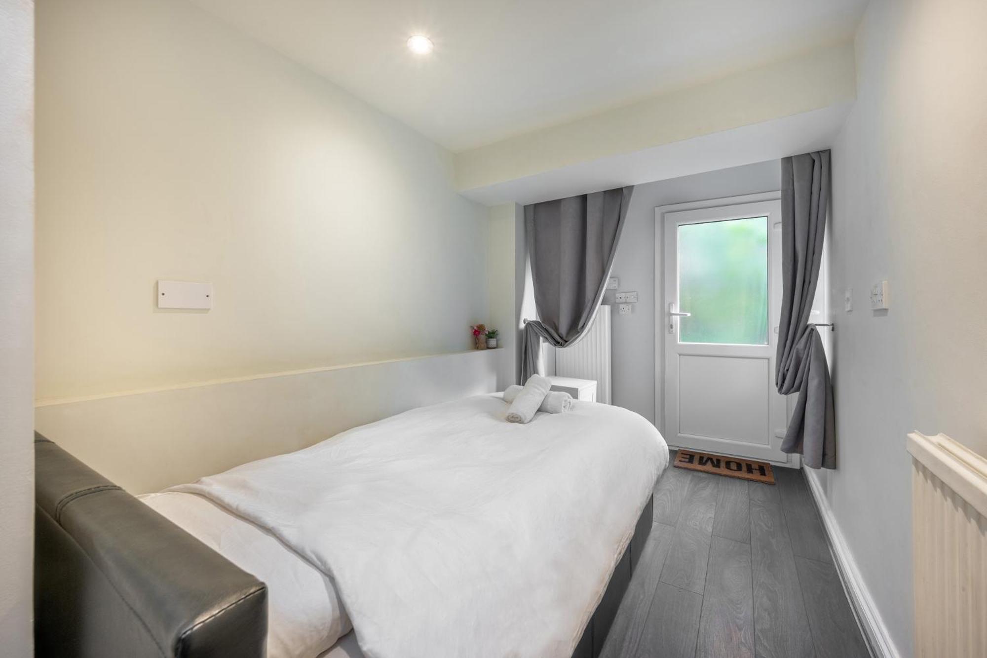 Kensington - Two Bedroom With Garden