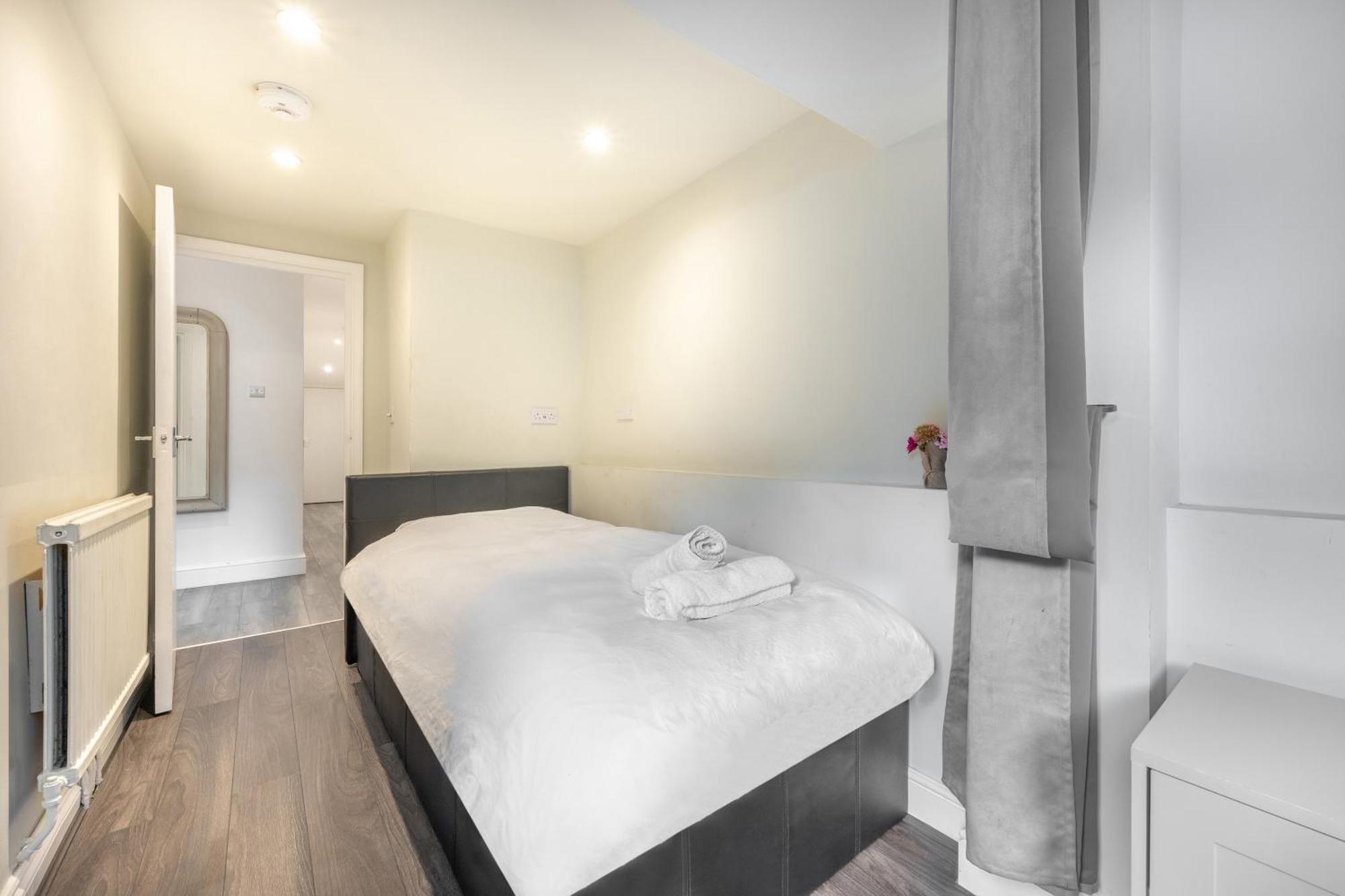 Kensington - Two Bedroom With Garden * London