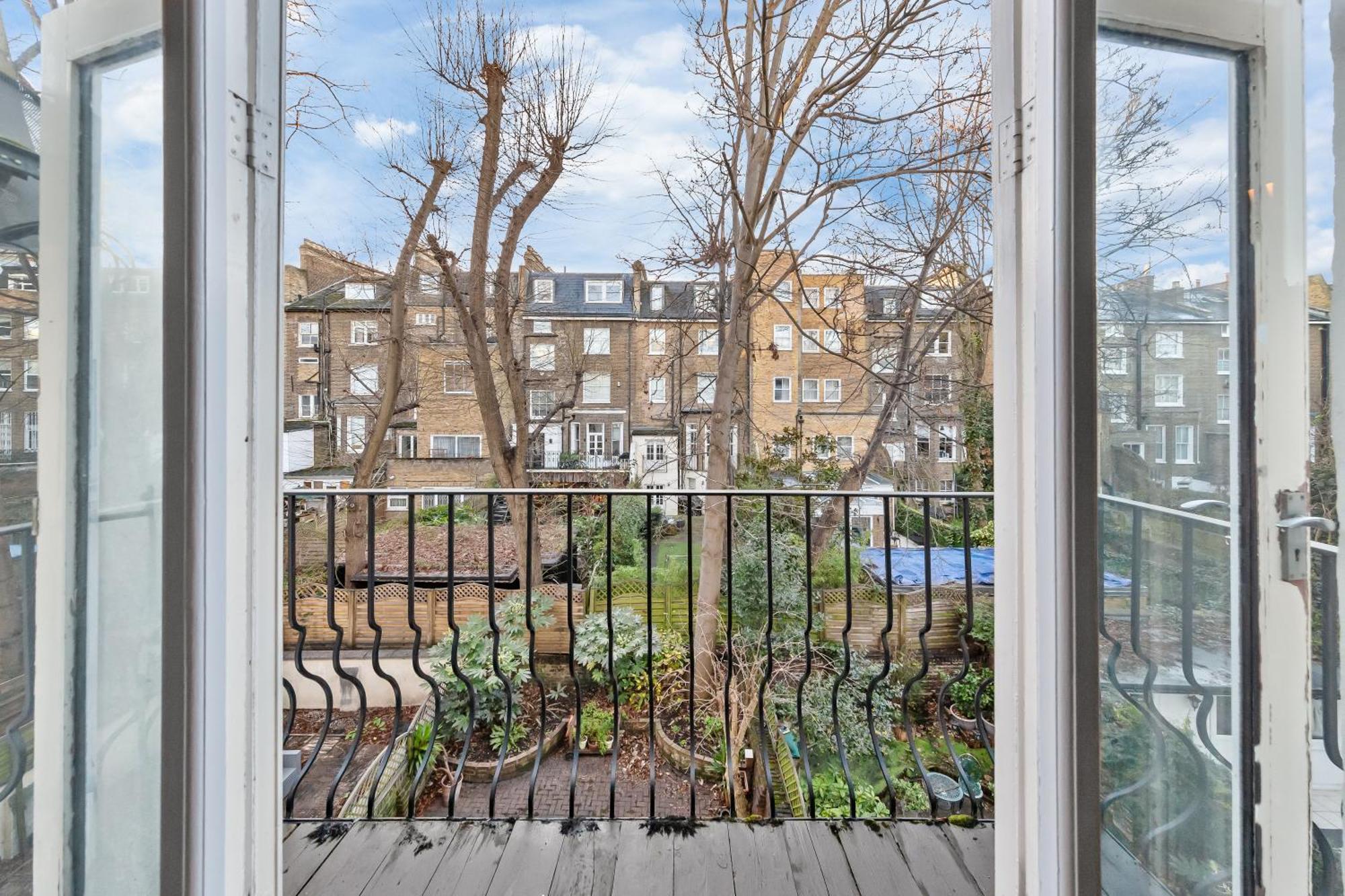 Apartment Luxurious 3 Bedroom Flat With Balcony In Kensington For 7 Next To Station Near Harrods *