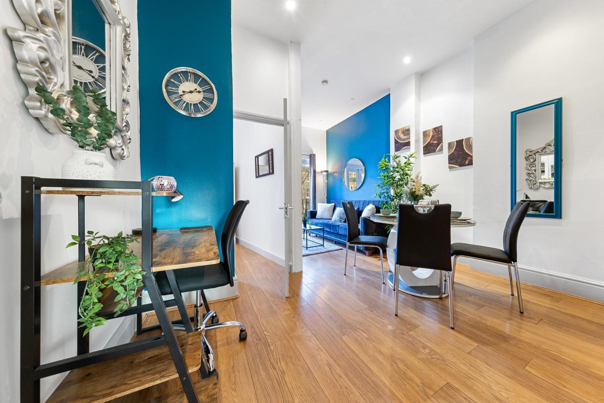 Apartment Luxurious 3 Bedroom Flat With Balcony In Kensington For 7 Next To Station Near Harrods *