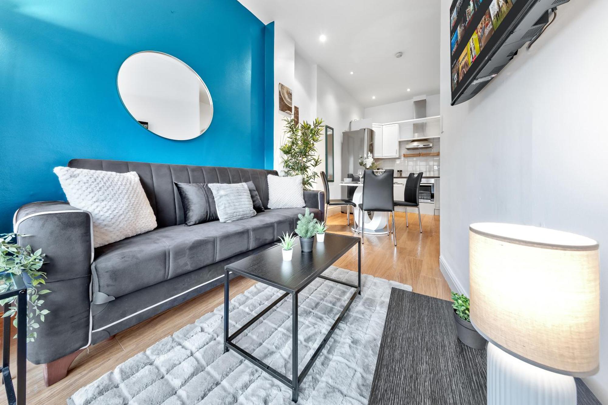 Apartment Luxurious 3 Bedroom Flat With Balcony In Kensington For 7 Next To Station Near Harrods London