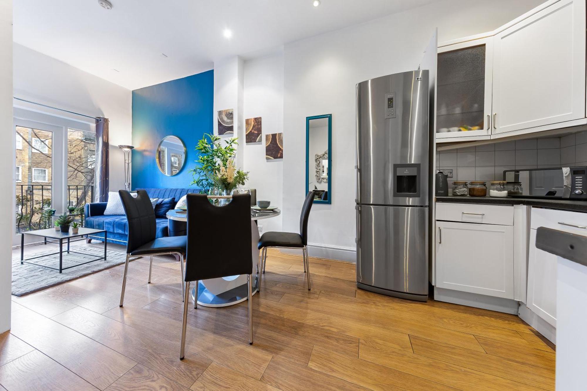 Luxurious 3 Bedroom Flat With Balcony In Kensington For 7 Next To Station Near Harrods Apartment