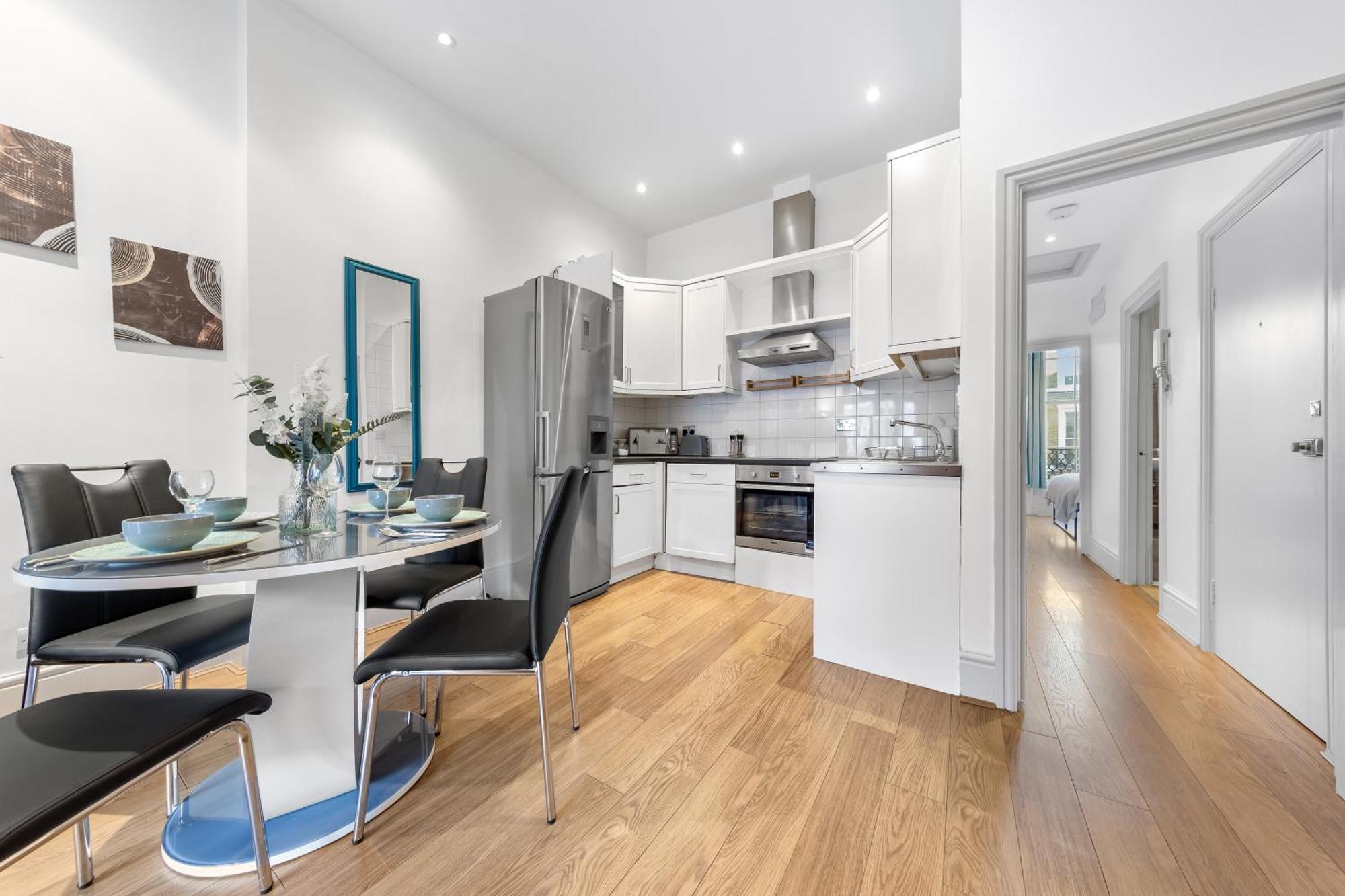 Luxurious 3 Bedroom Flat With Balcony In Kensington For 7 Next To Station Near Harrods Apartment *
