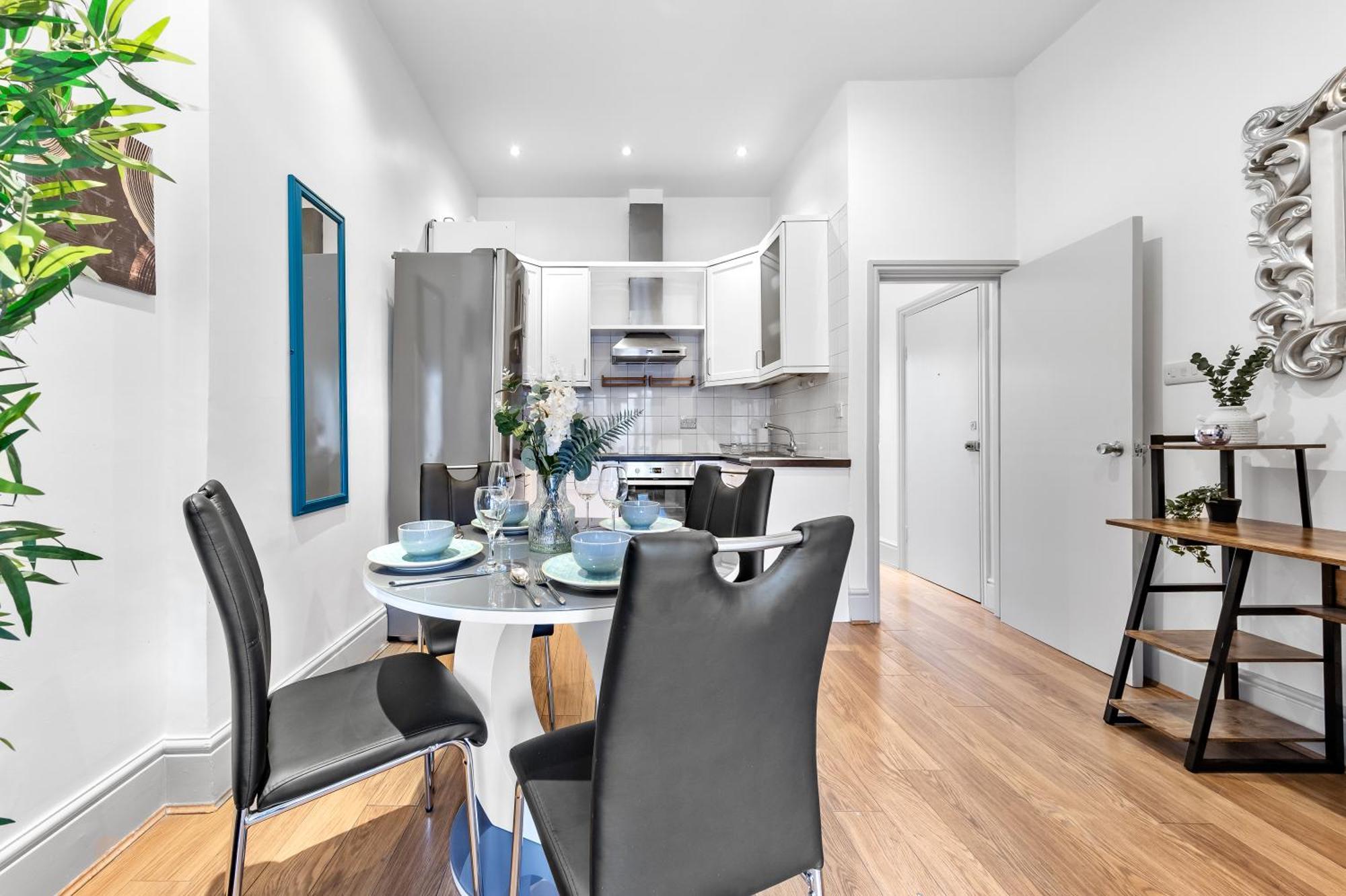 Apartment Luxurious 3 Bedroom Flat With Balcony In Kensington For 7 Next To Station Near Harrods *