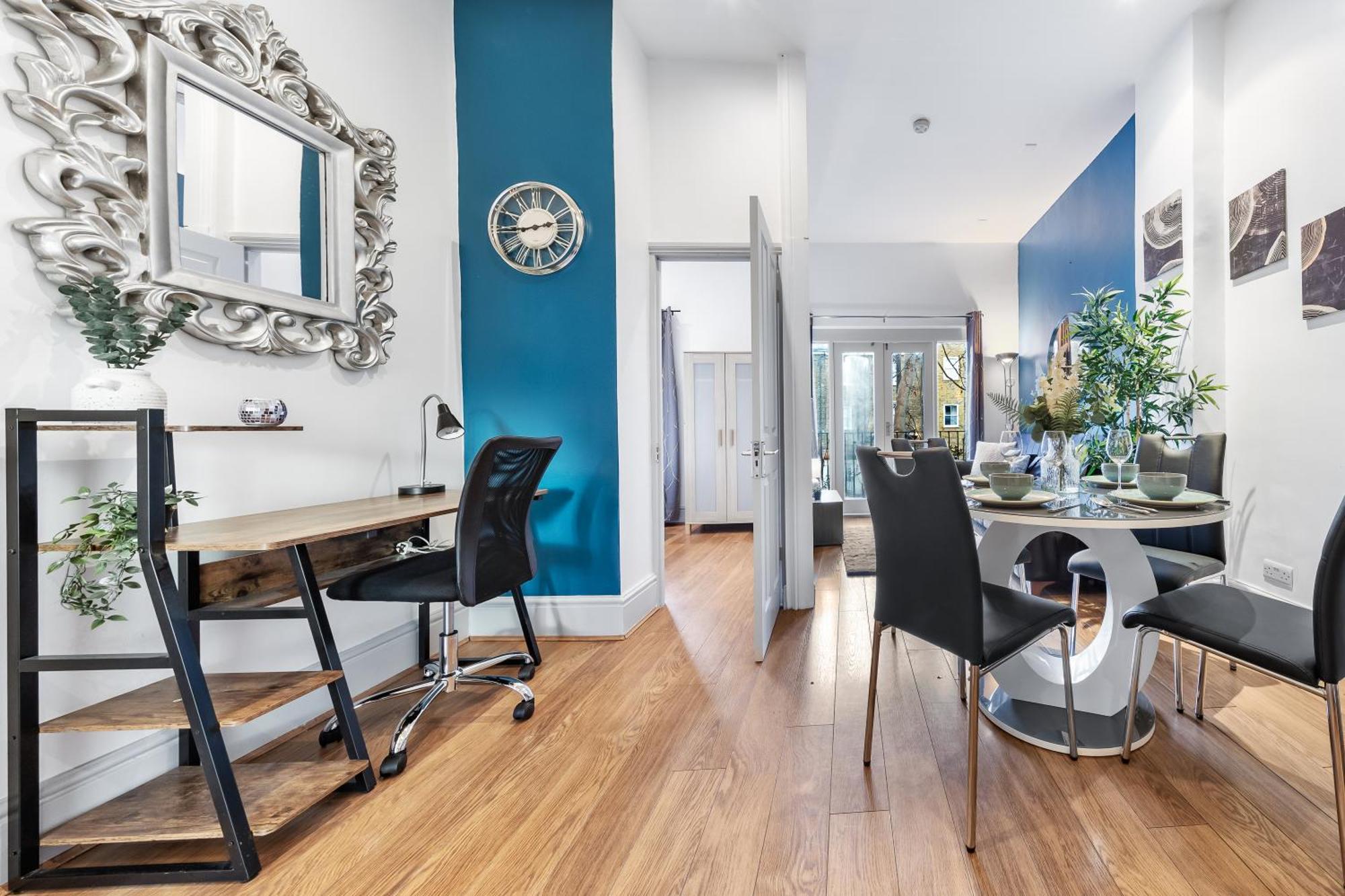 Luxurious 3 Bedroom Flat With Balcony In Kensington For 7 Next To Station Near Harrods London