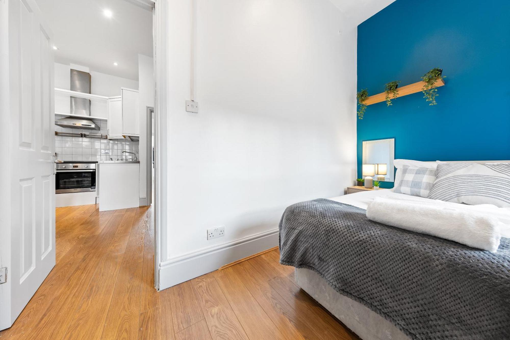 Luxurious 3 Bedroom Flat With Balcony In Kensington For 7 Next To Station Near Harrods