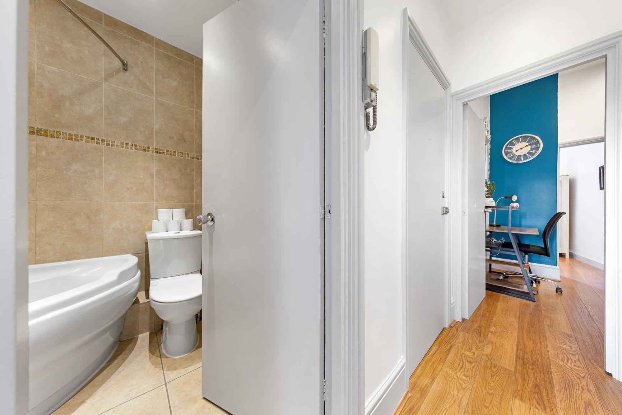 Luxurious 3 Bedroom Flat With Balcony In Kensington For 7 Next To Station Near Harrods