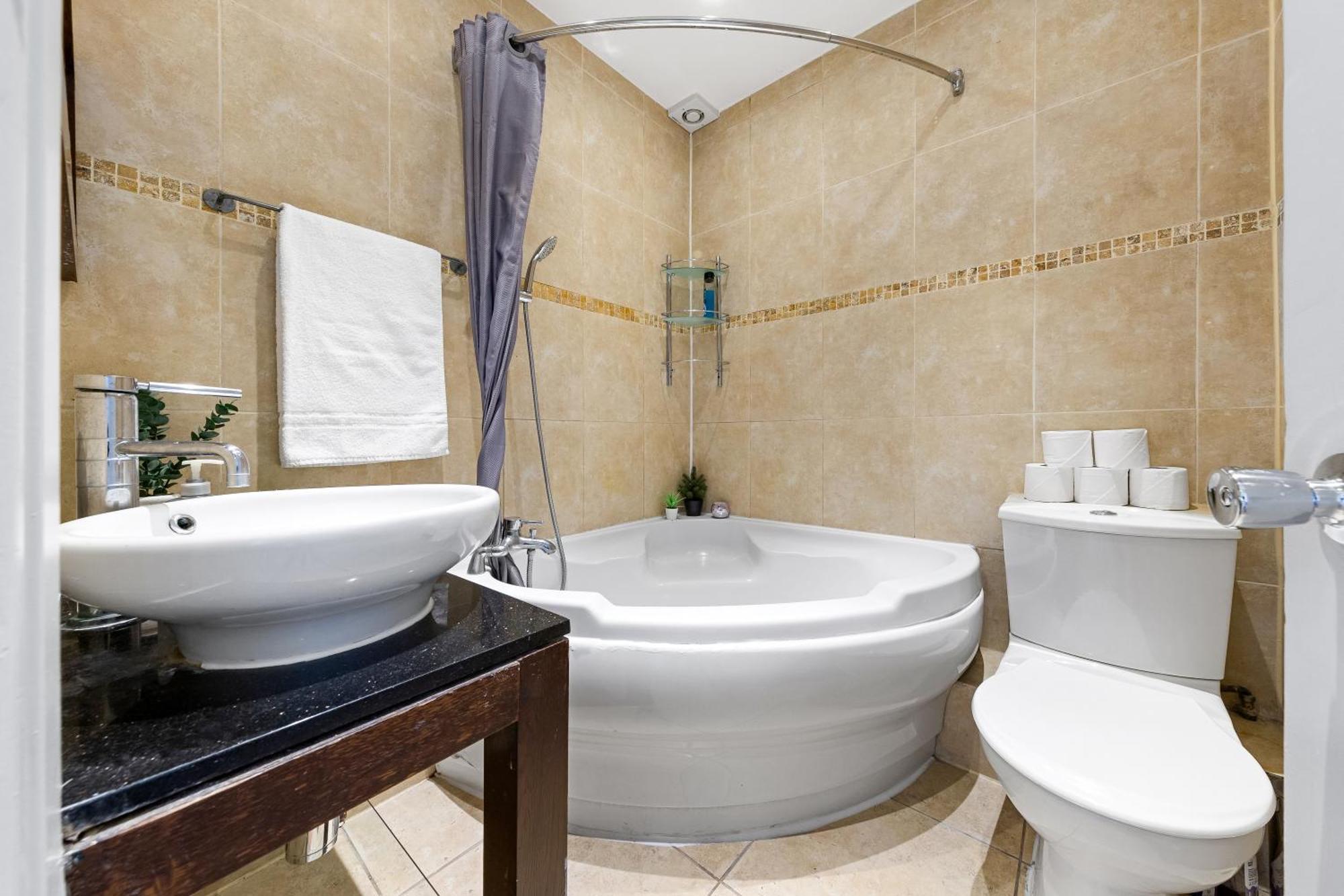 Apartment Luxurious 3 Bedroom Flat With Balcony In Kensington For 7 Next To Station Near Harrods London